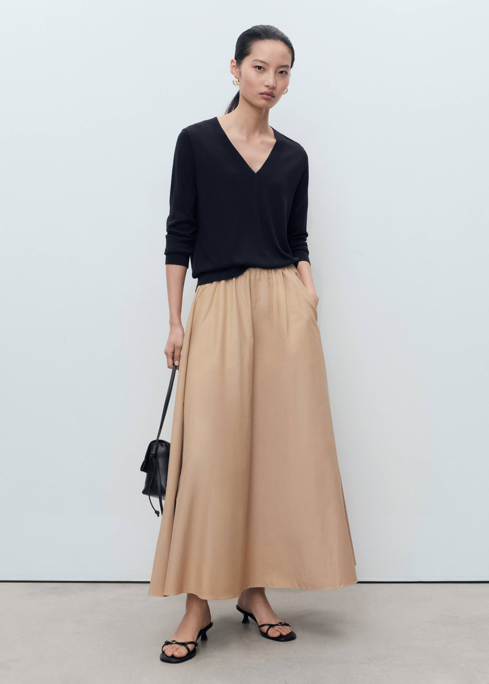 Fine-knit V-neck sweater - General plane