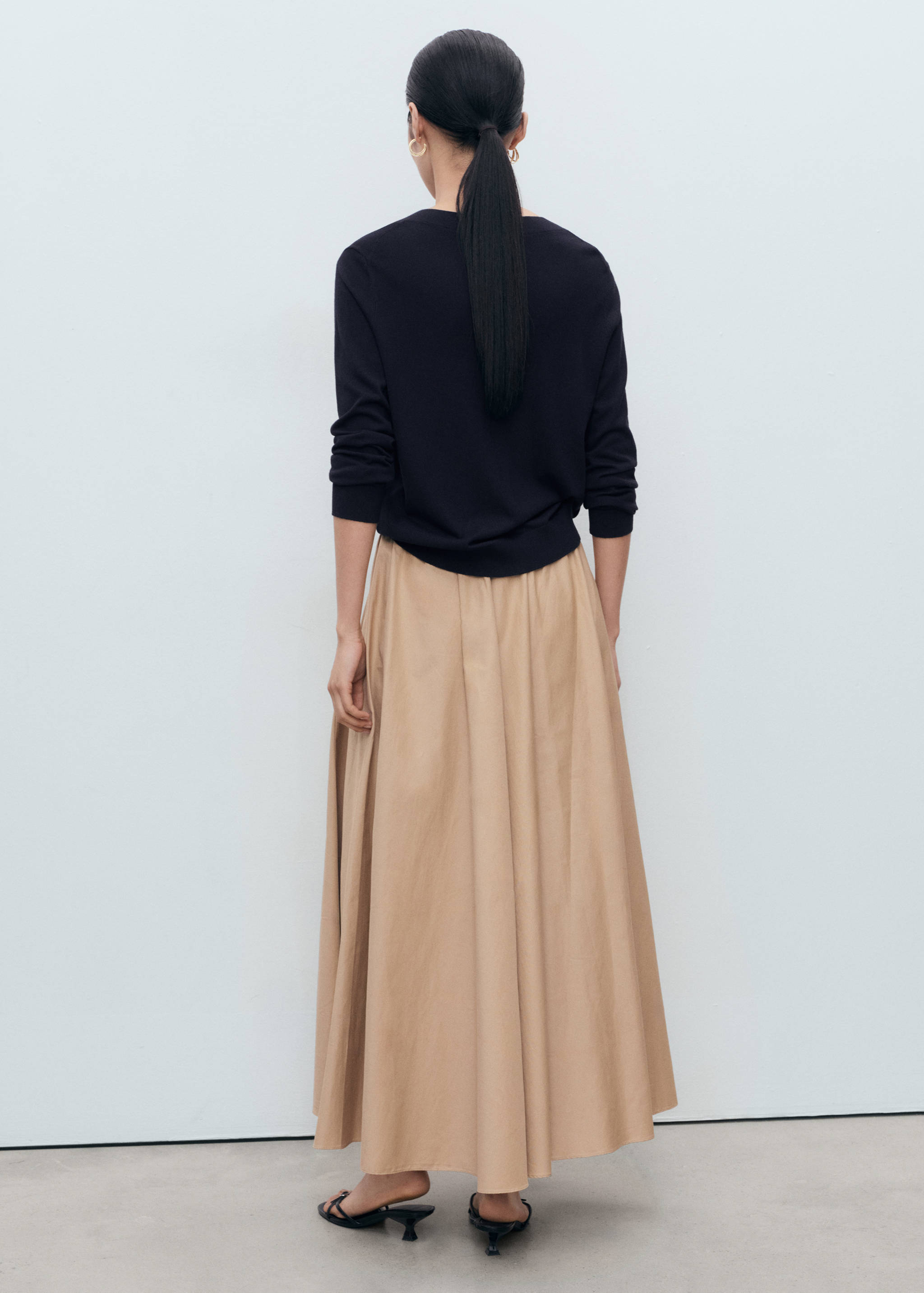 Fine-knit V-neck sweater - Reverse of the article