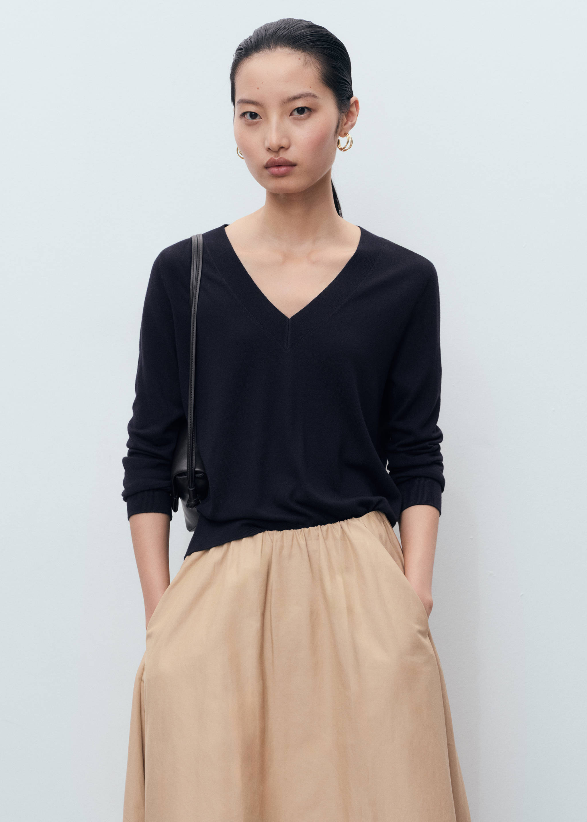 Fine-knit V-neck sweater - Details of the article 1