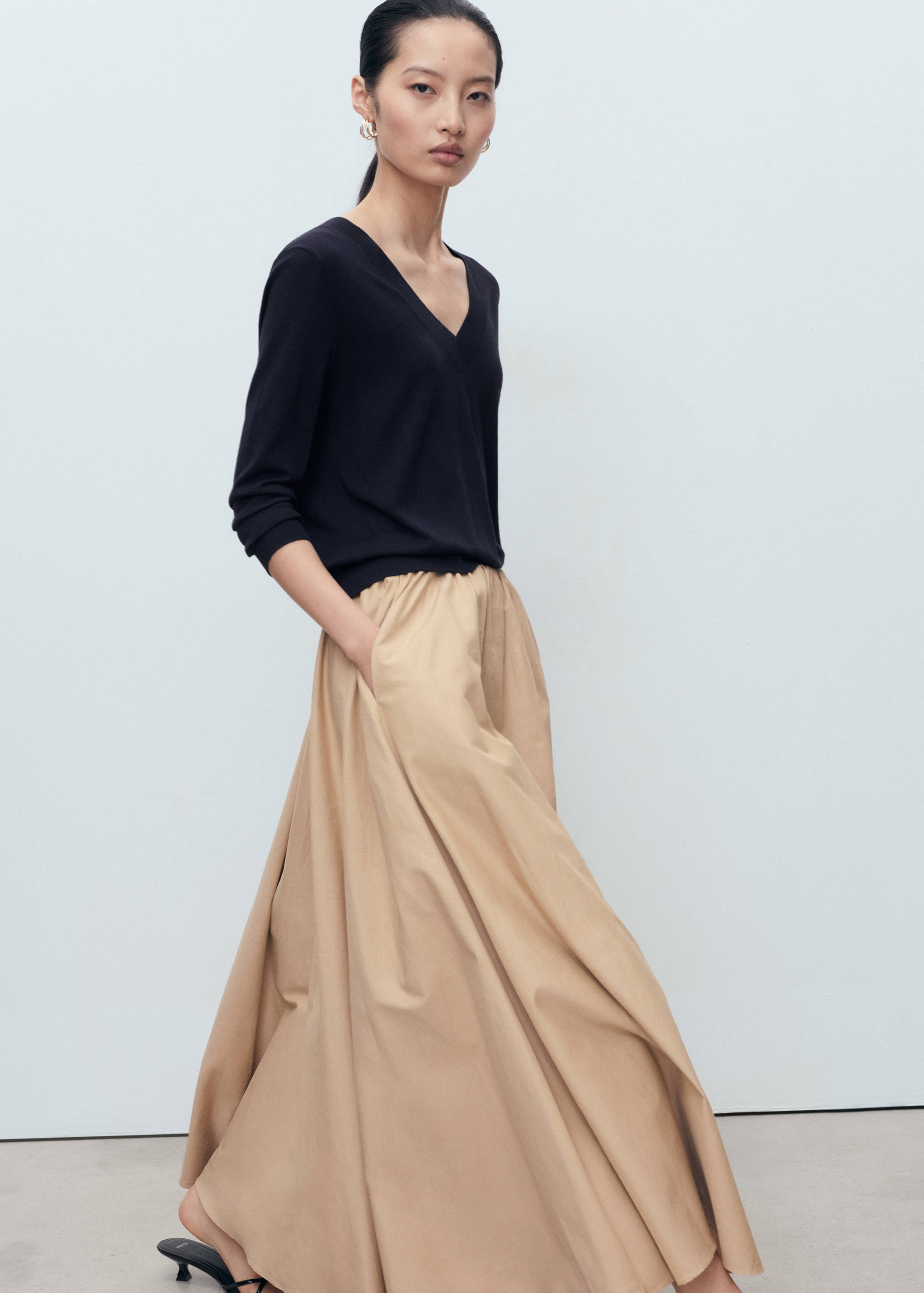 Fine-knit V-neck sweater - Details of the article 6