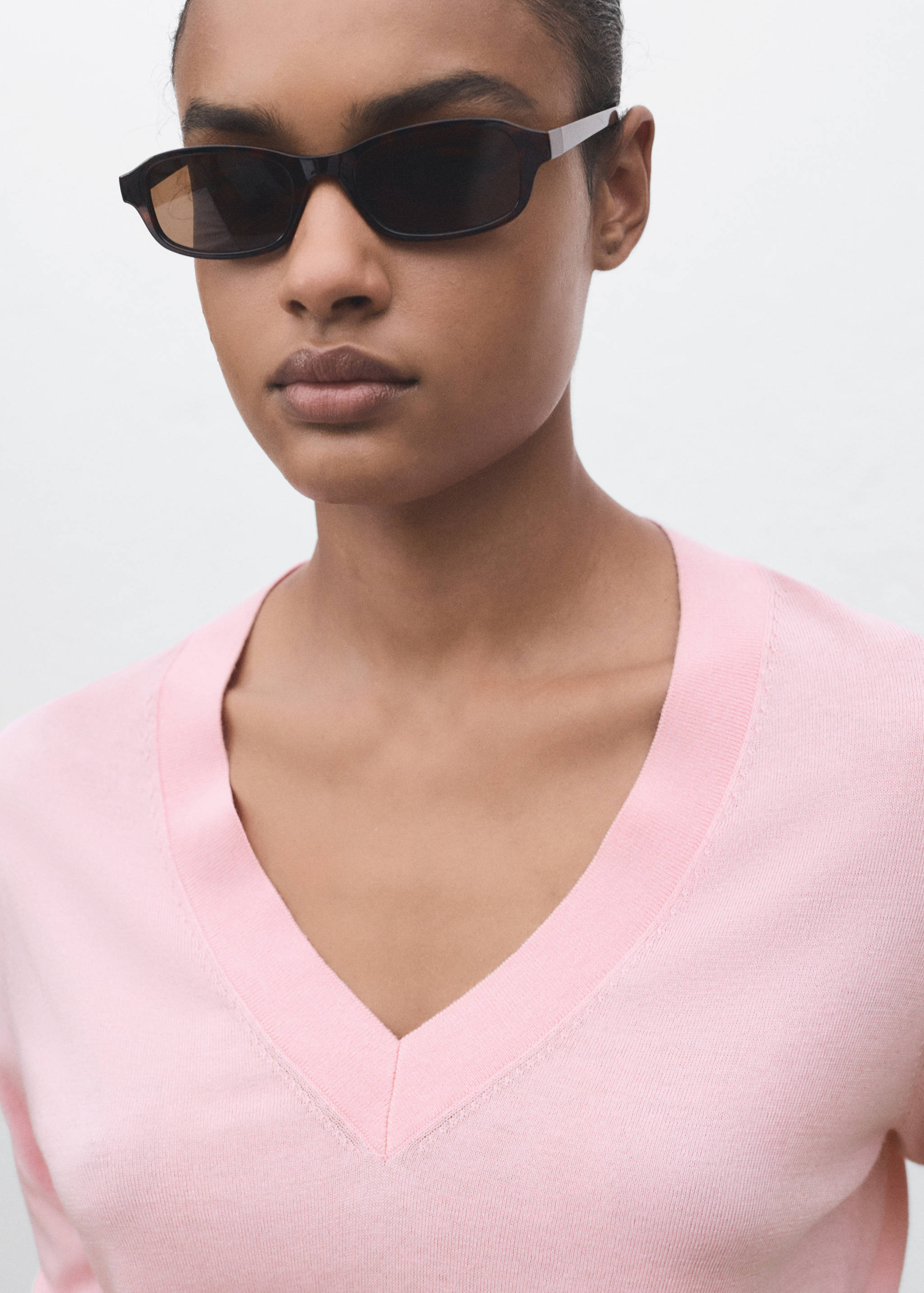 Fine-knit V-neck sweater - Details of the article 1