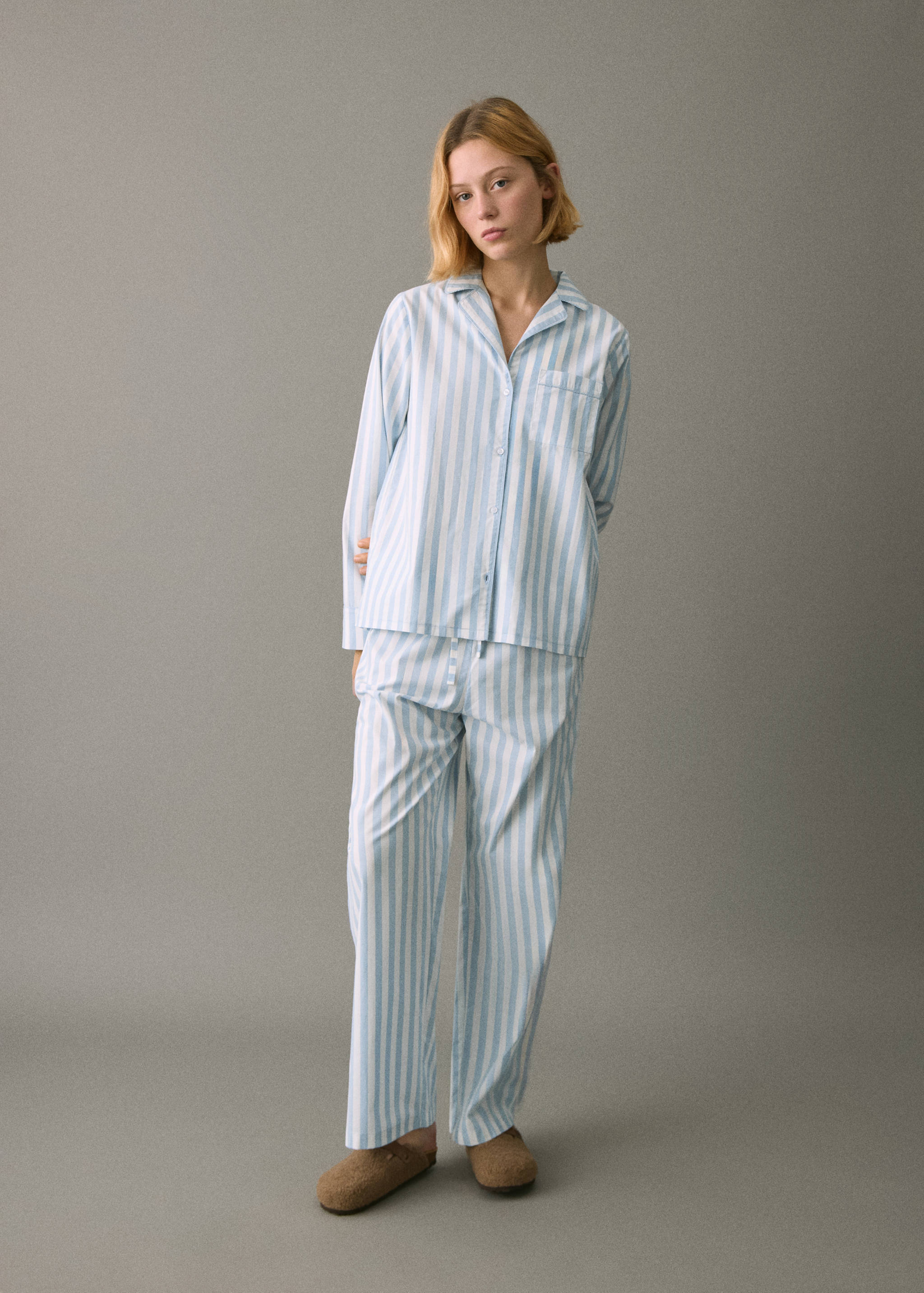 Пижама с брюками в полоску - Общий план