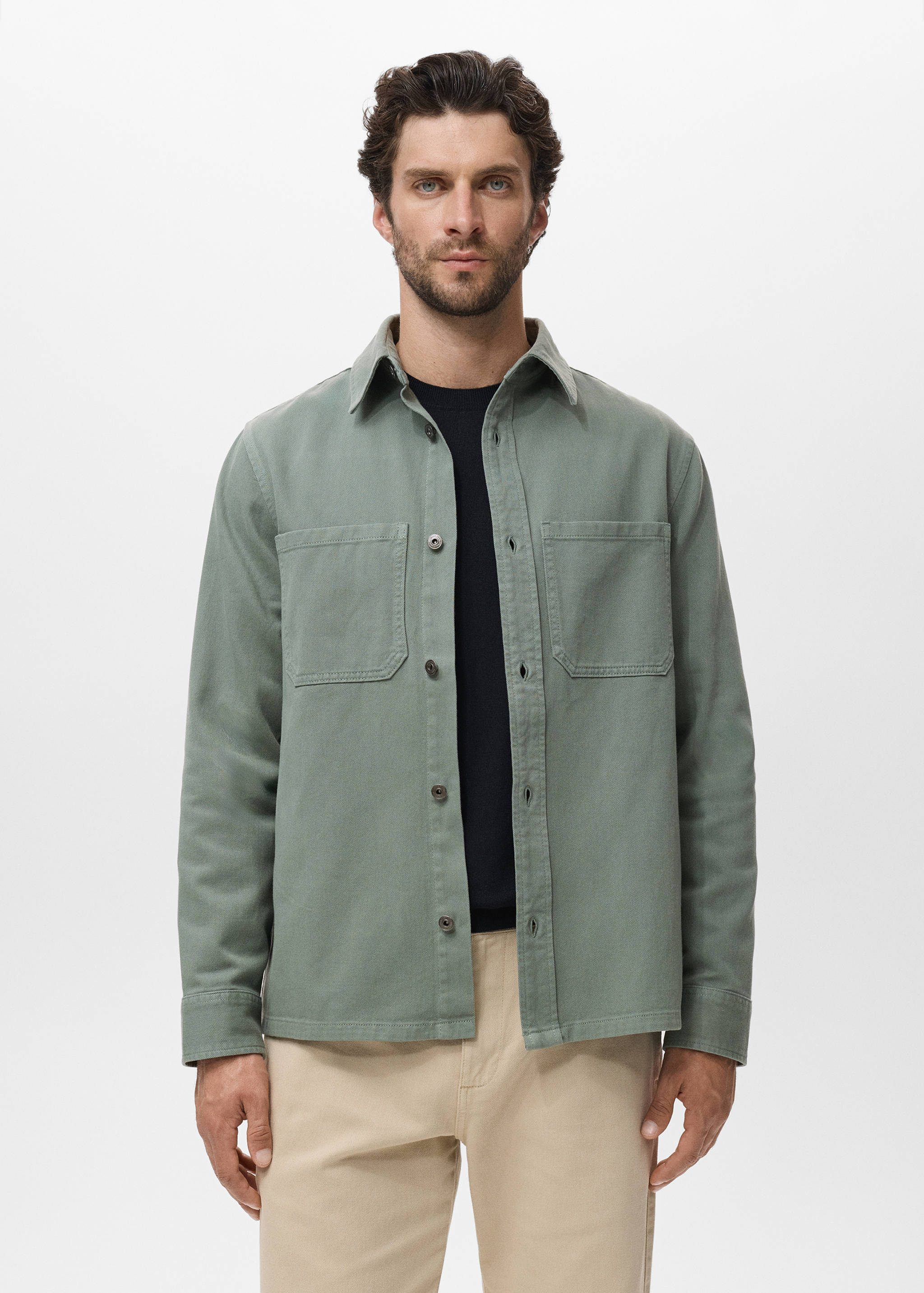 Джинсова верхня сорочка з кишенями - Середній план