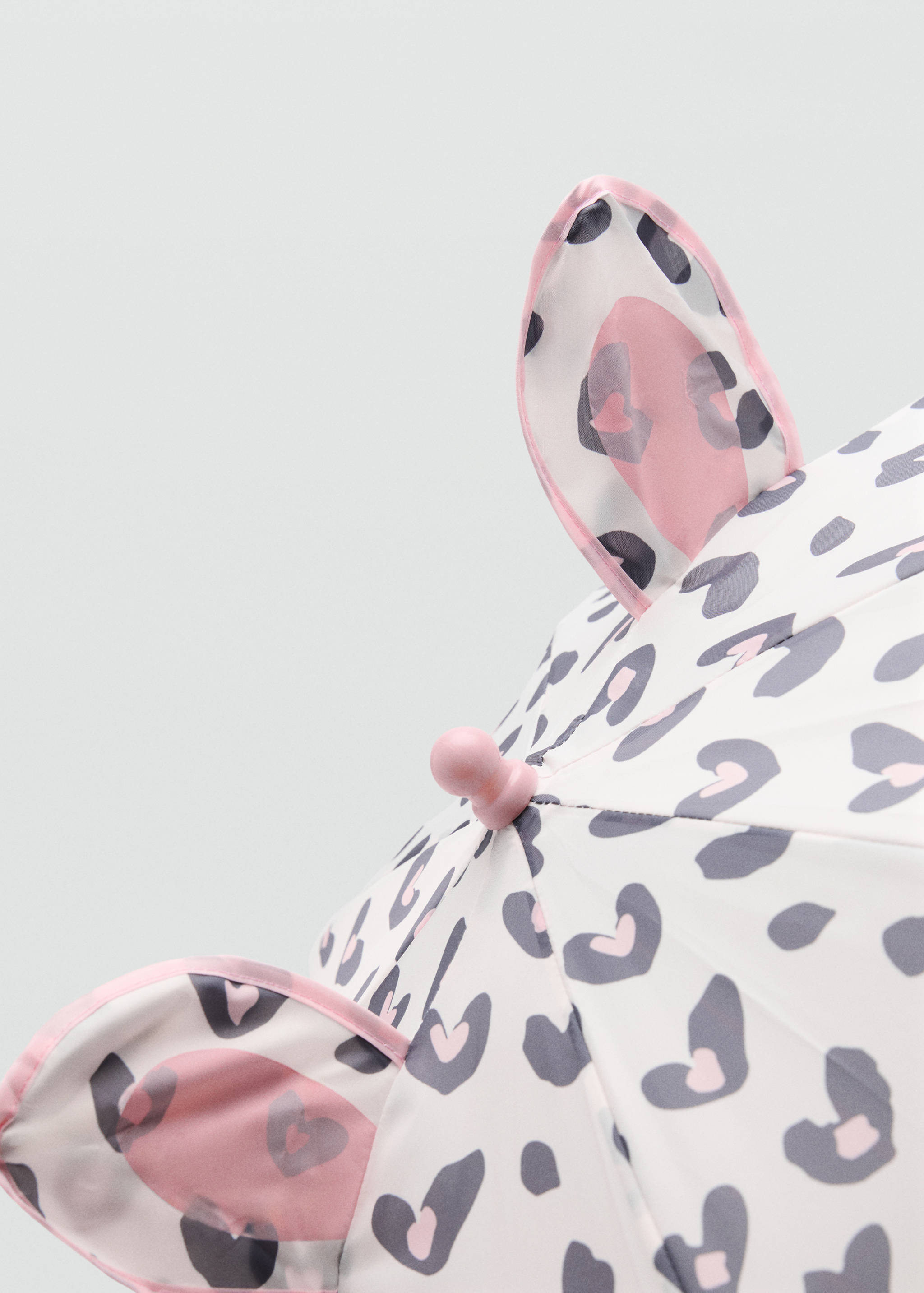 Parapluie léopard avec oreilles - Plan moyen