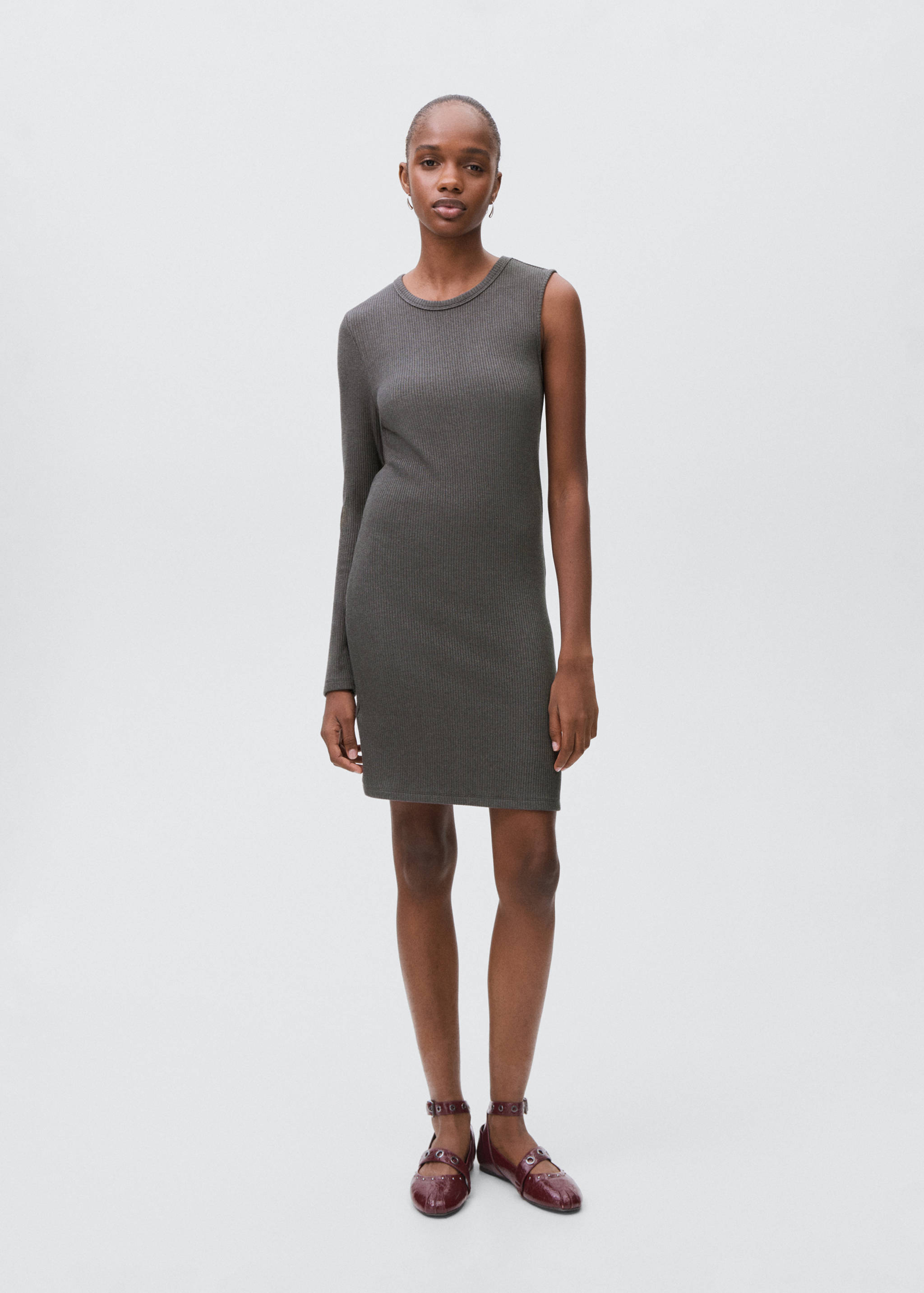 فستان بدون أكمام من القماش المحبوك - رؤية عامة