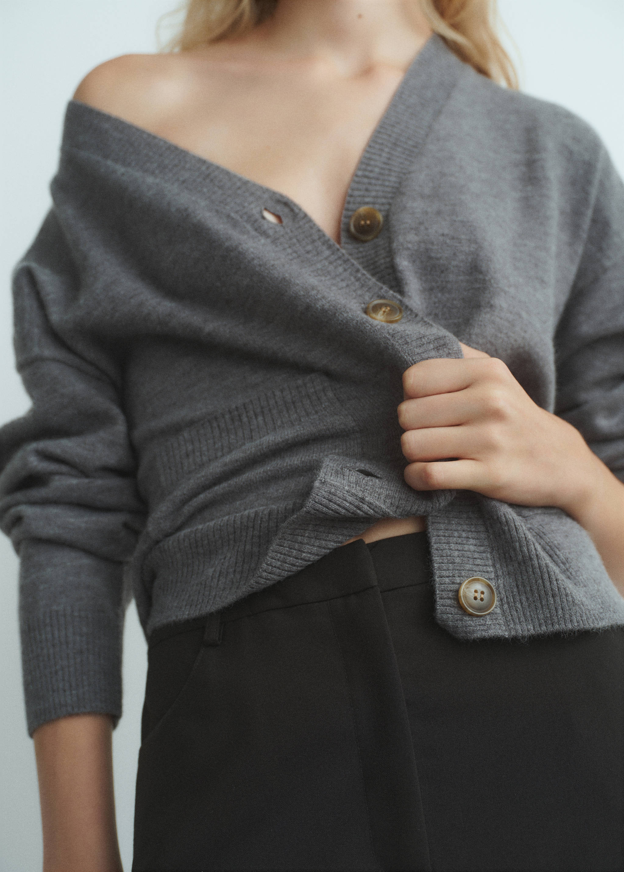 V-neck cardigan with pockets - Details of the article 6