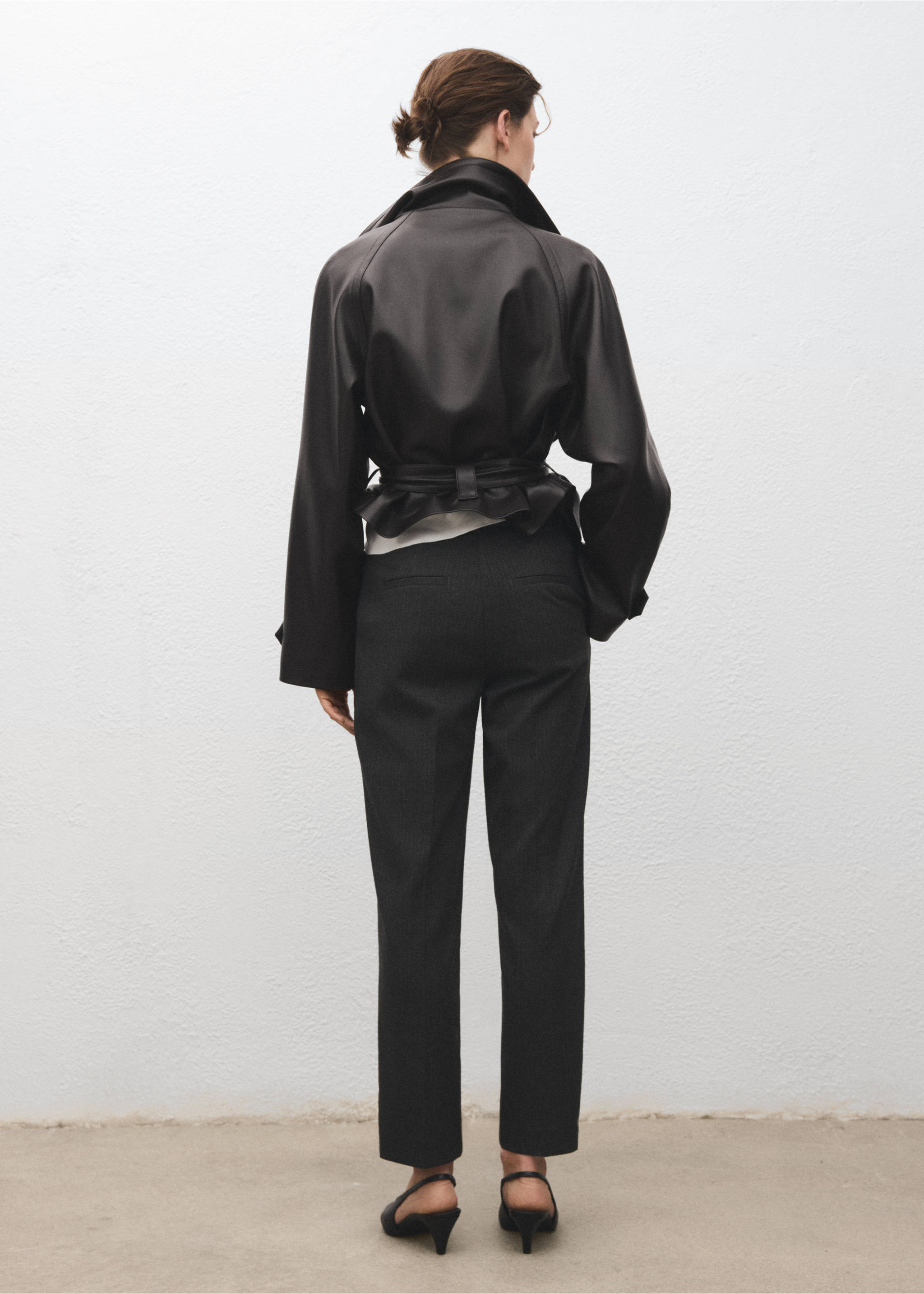 Брюки зауженного укороченного кроя в тонкую полоску - Обратная сторона изделия, Серый. Ref: 17065799-00.