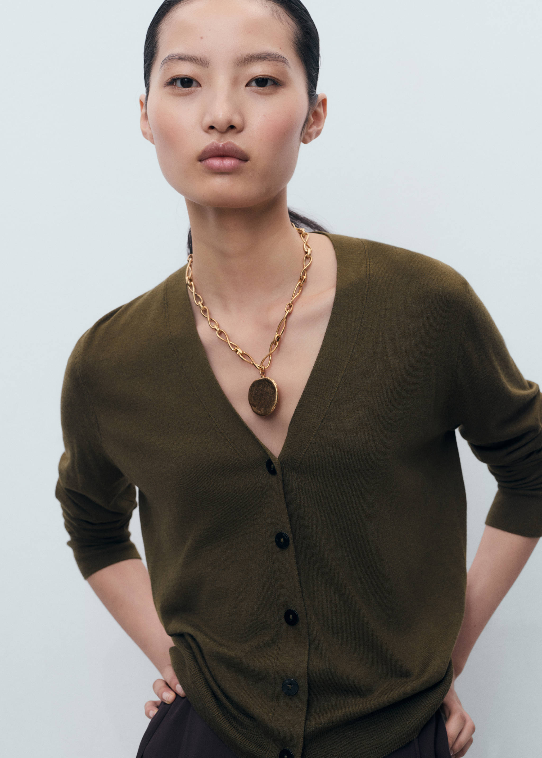 V-neck knitted cardigan - Medium plane