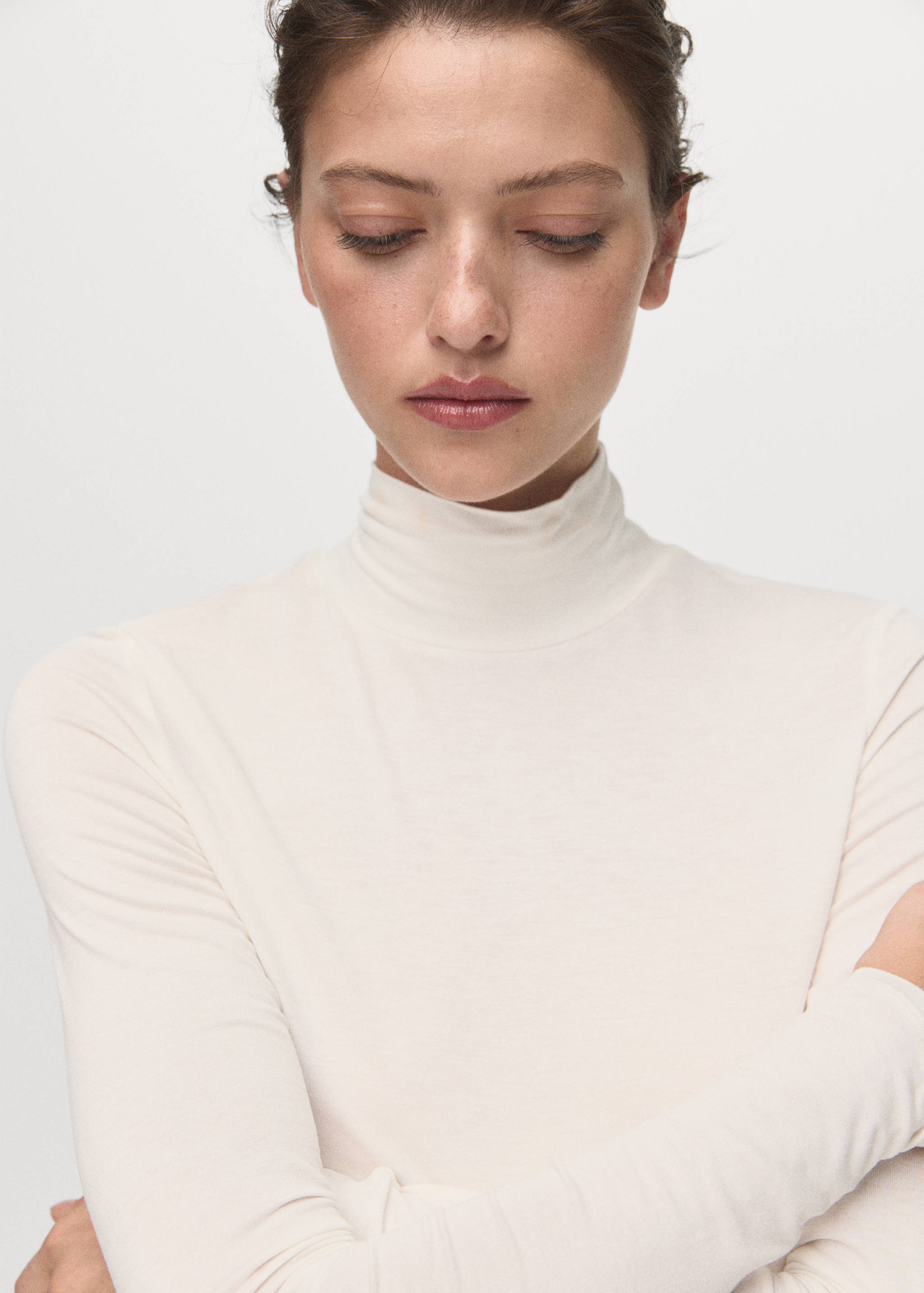 Round-neck long-sleeved t-shirt - Details of the article 2