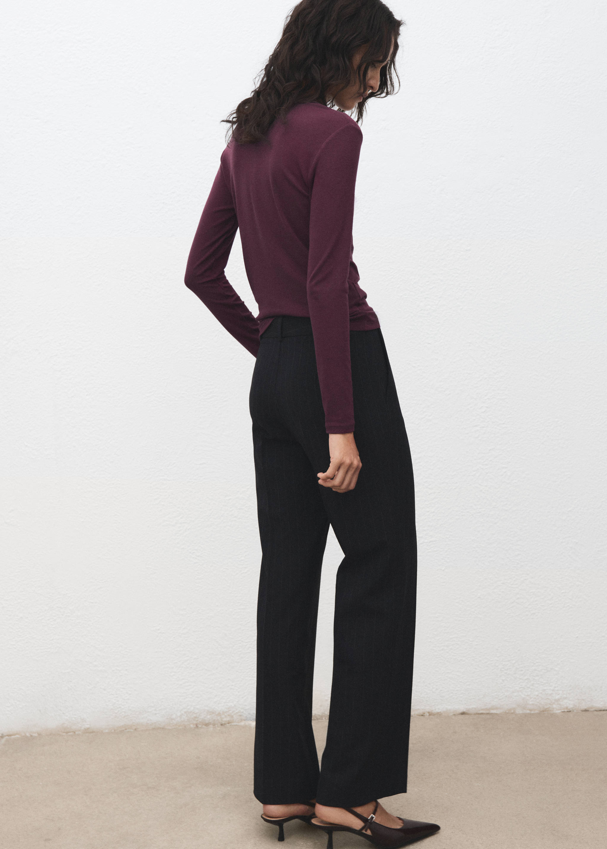 تي شيرت بأكمام طويلة ورقبة دائرية - الجهة الخلفية للمنتج