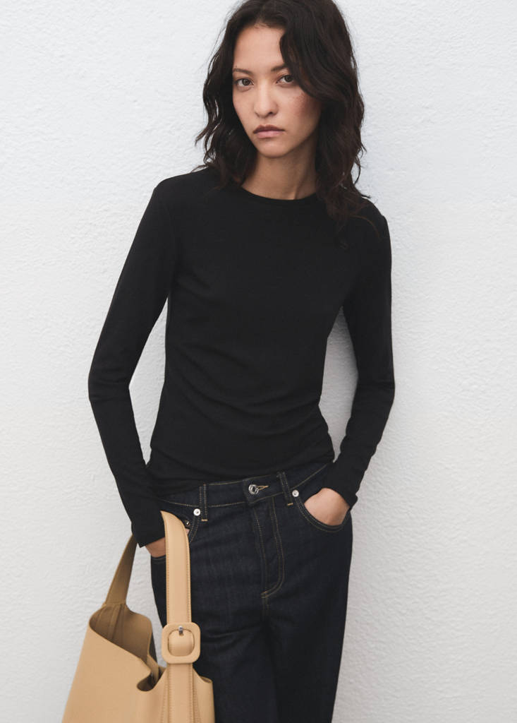 Round-neck long-sleeved t-shirt