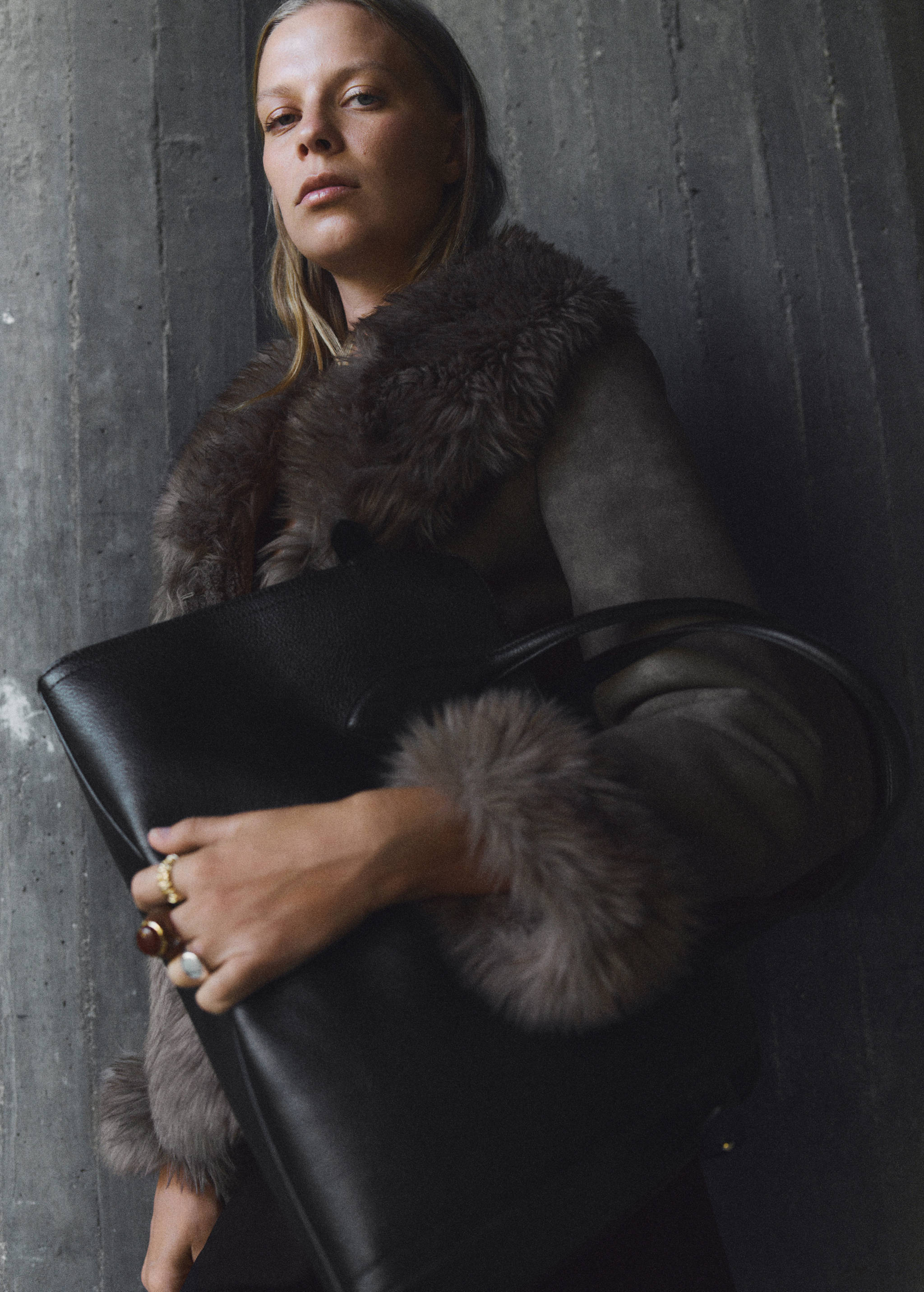 Medium bag with beaten leather effect - General plane