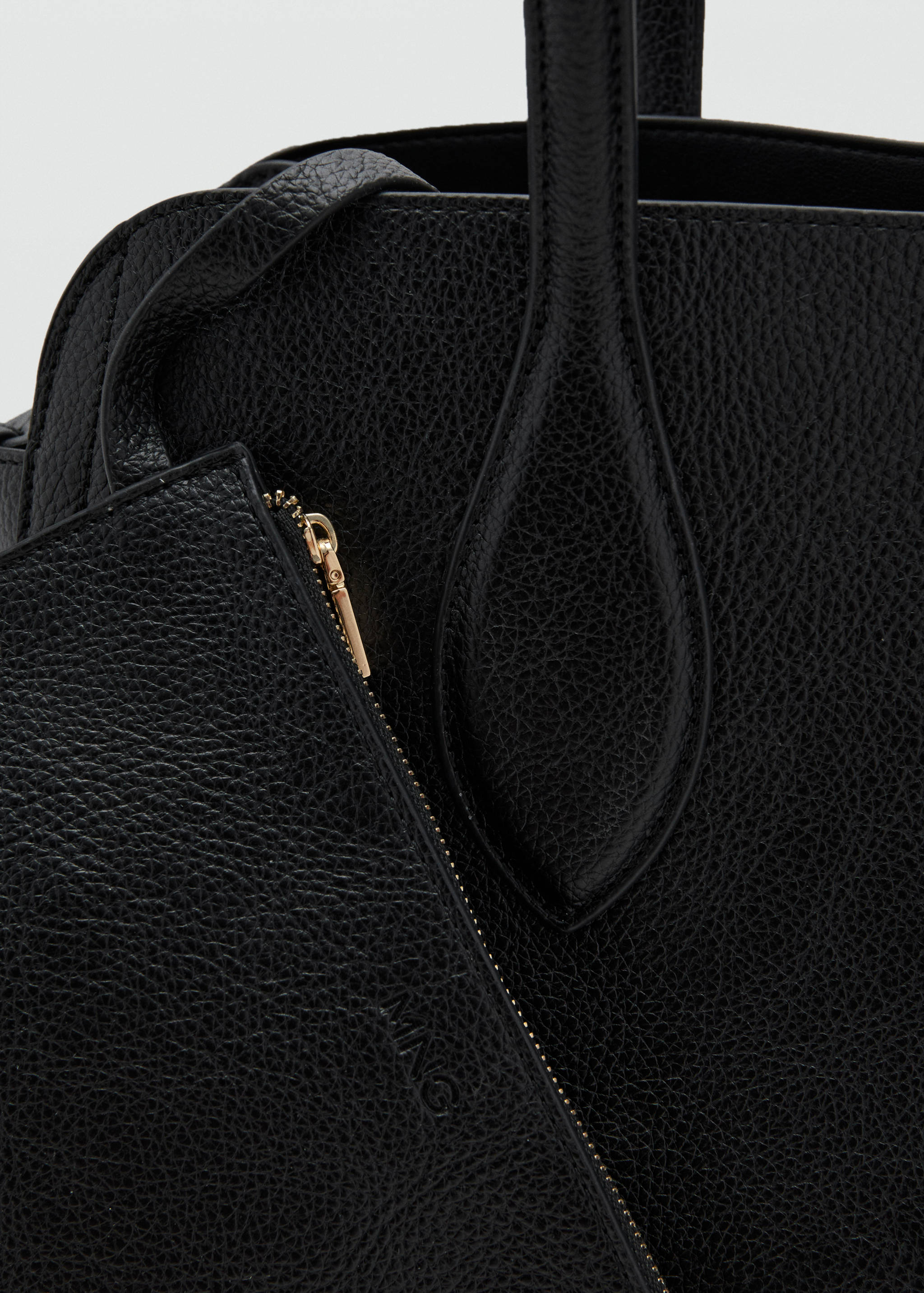 Medium bag with beaten leather effect - Details of the article 2