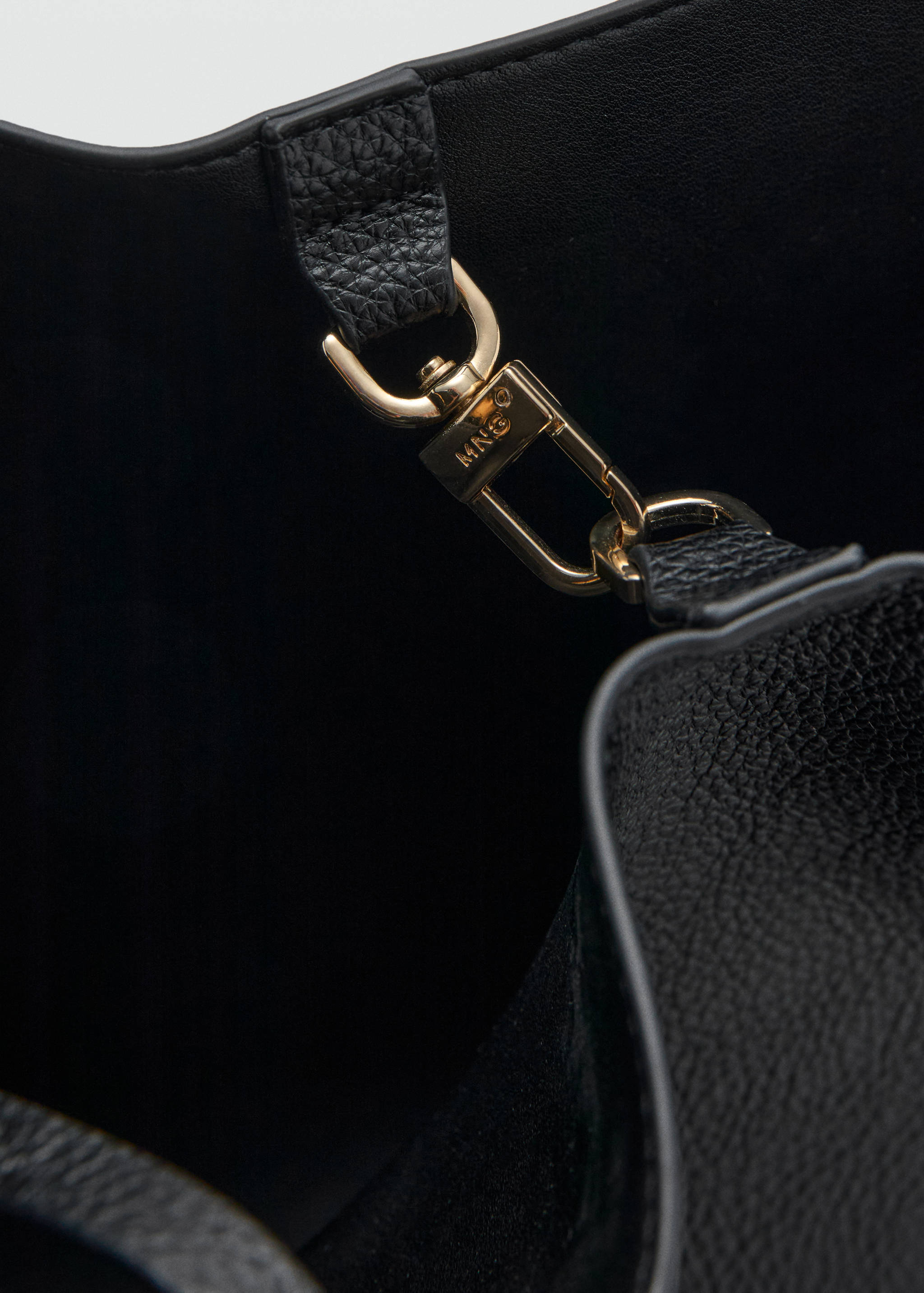 Medium bag with beaten leather effect - Details of the article 3