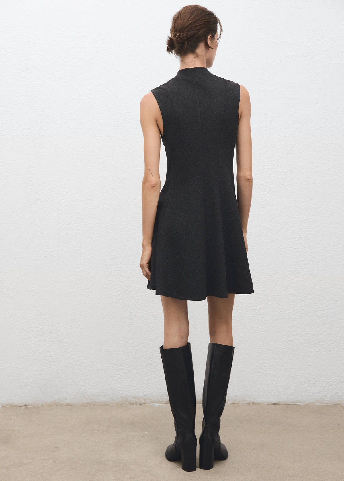 Dress with perkins collar and stitching detail — Grey