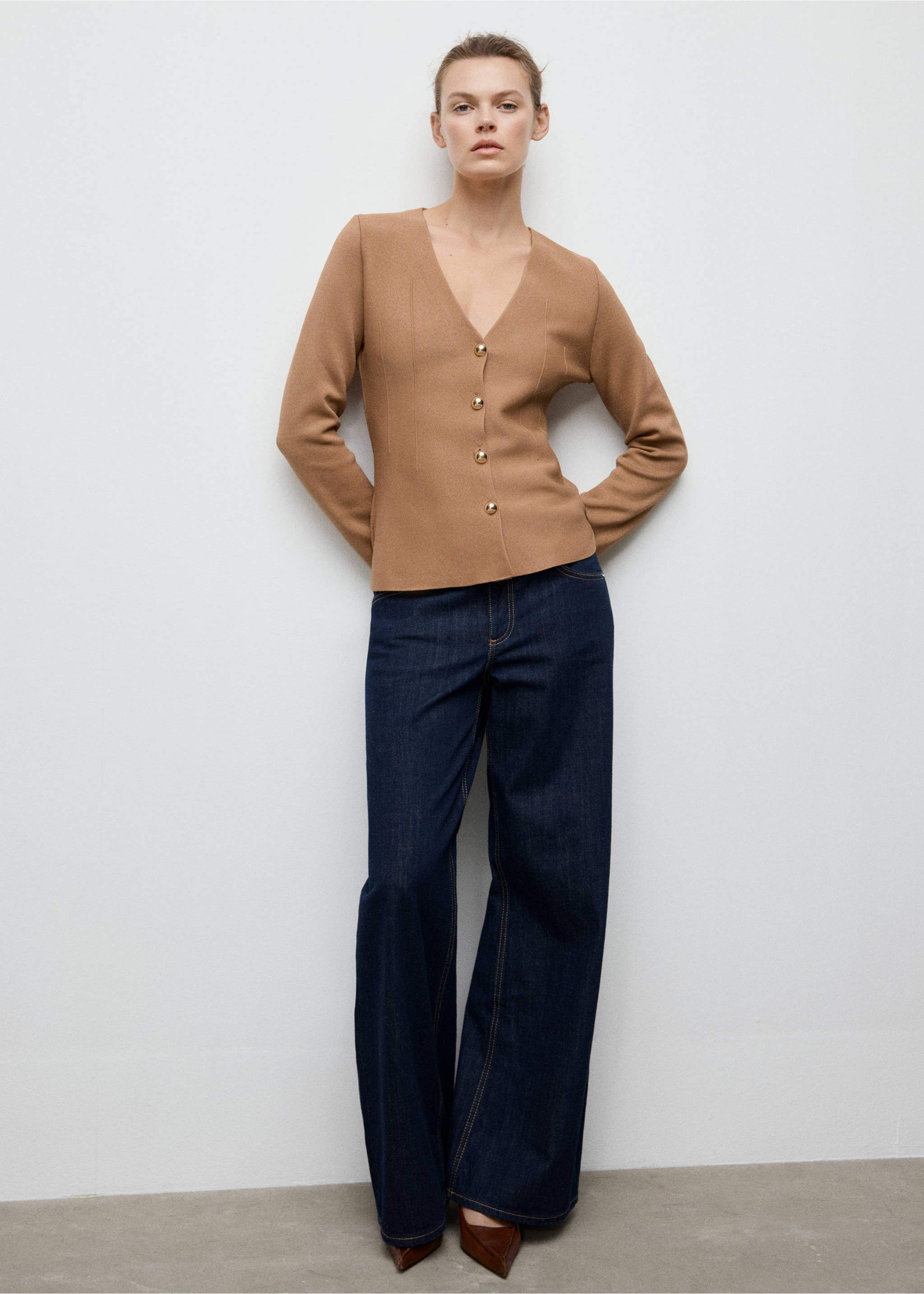 سترة محبوكة ضيقة بأزرار - رؤية عامة, بني متوسط. Ref: 17065823-00.