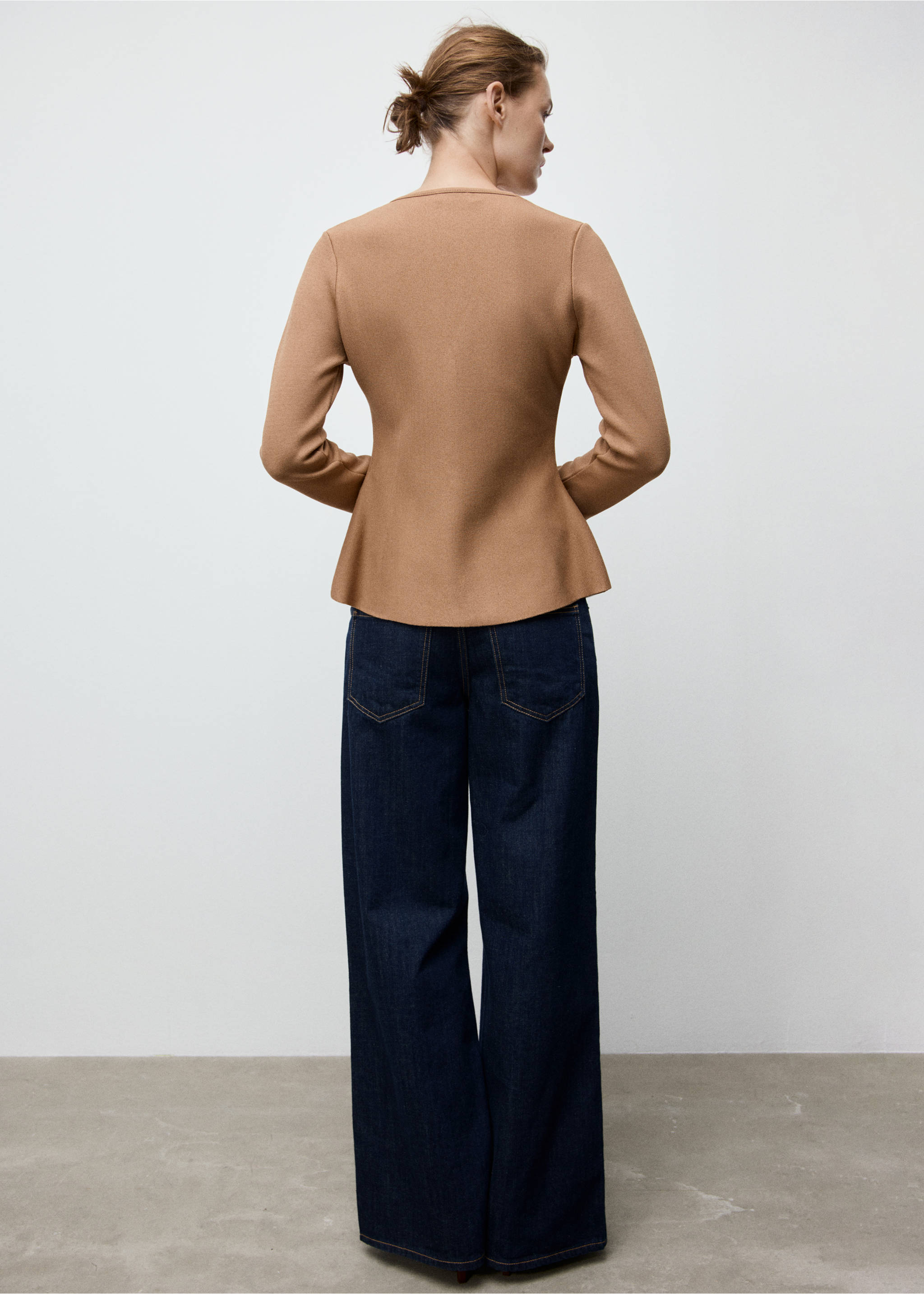 سترة محبوكة ضيقة بأزرار - الجهة الخلفية للمنتج, بني متوسط. Ref: 17065823-00.