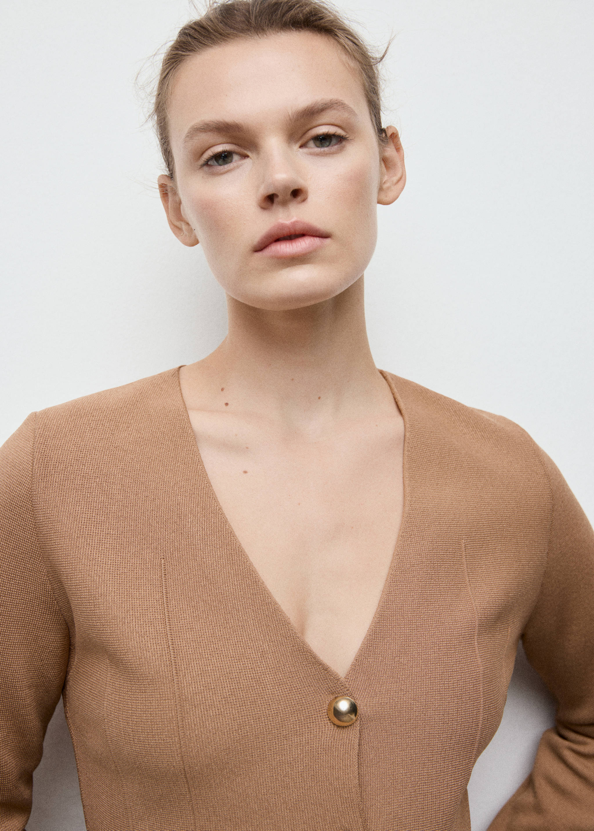 Fitted knitted jacket with buttons - Details of the article 1