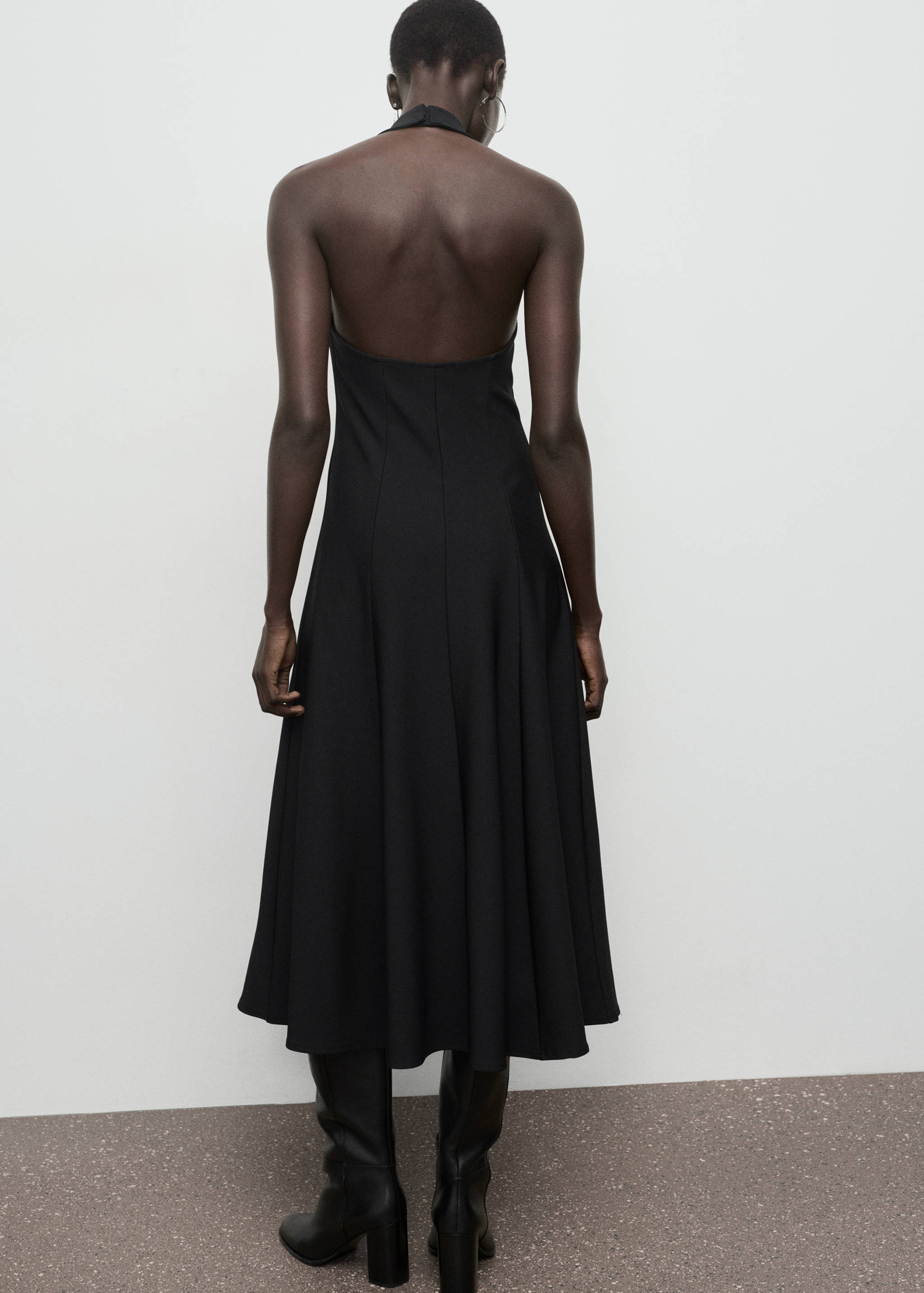 Halter-neck pleated dress - Reverse of the article