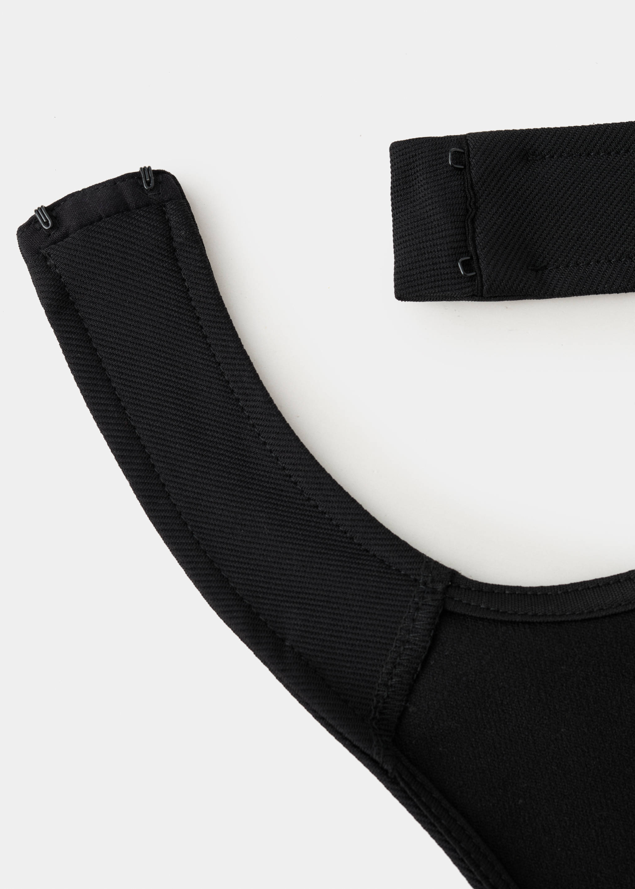 Halter-neck pleated dress - Details of the article 8