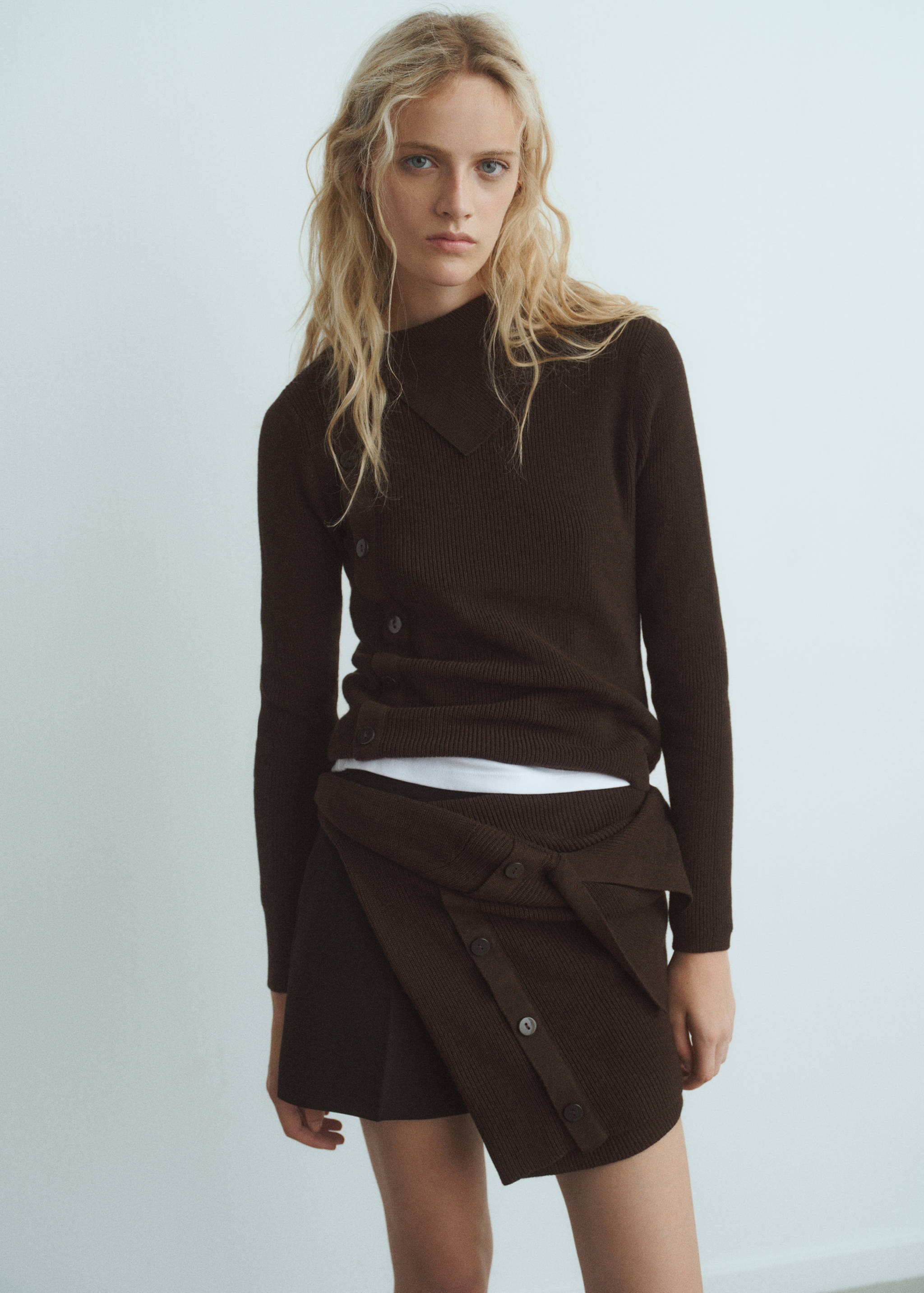 Camisola de gola assimétrica com botões - Plano médio