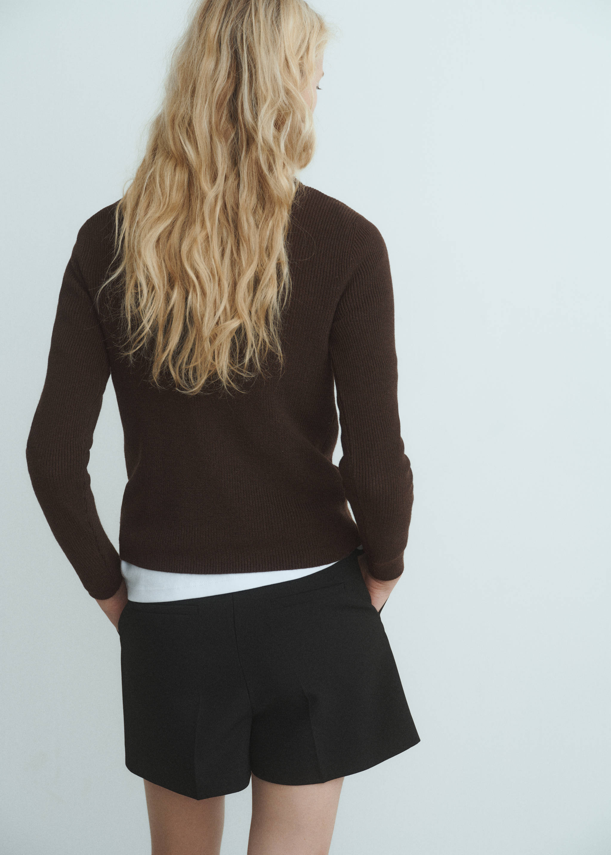 Camisola de gola assimétrica com botões - Verso do artigo