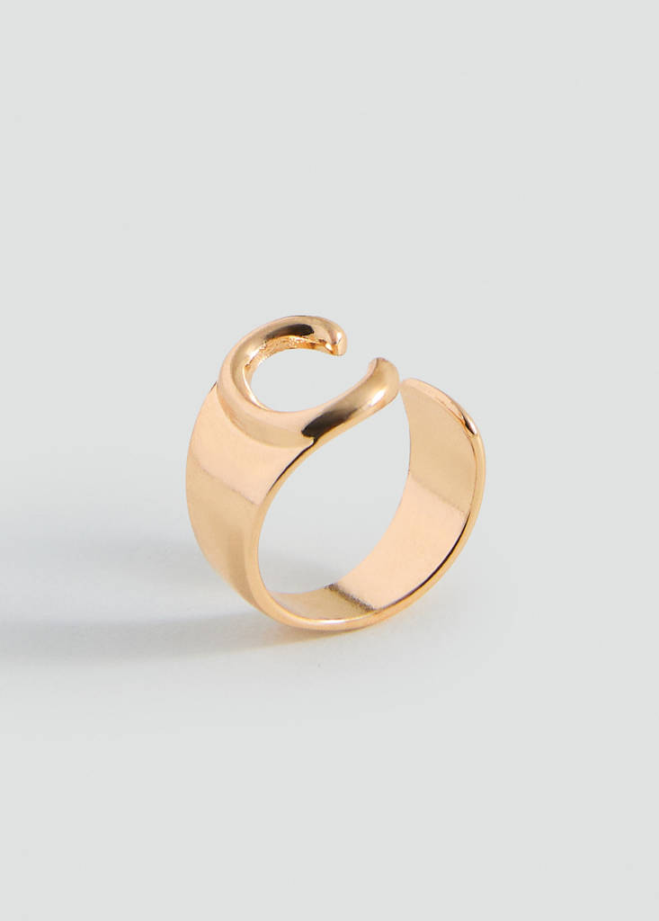 Ring with letter design — Gold