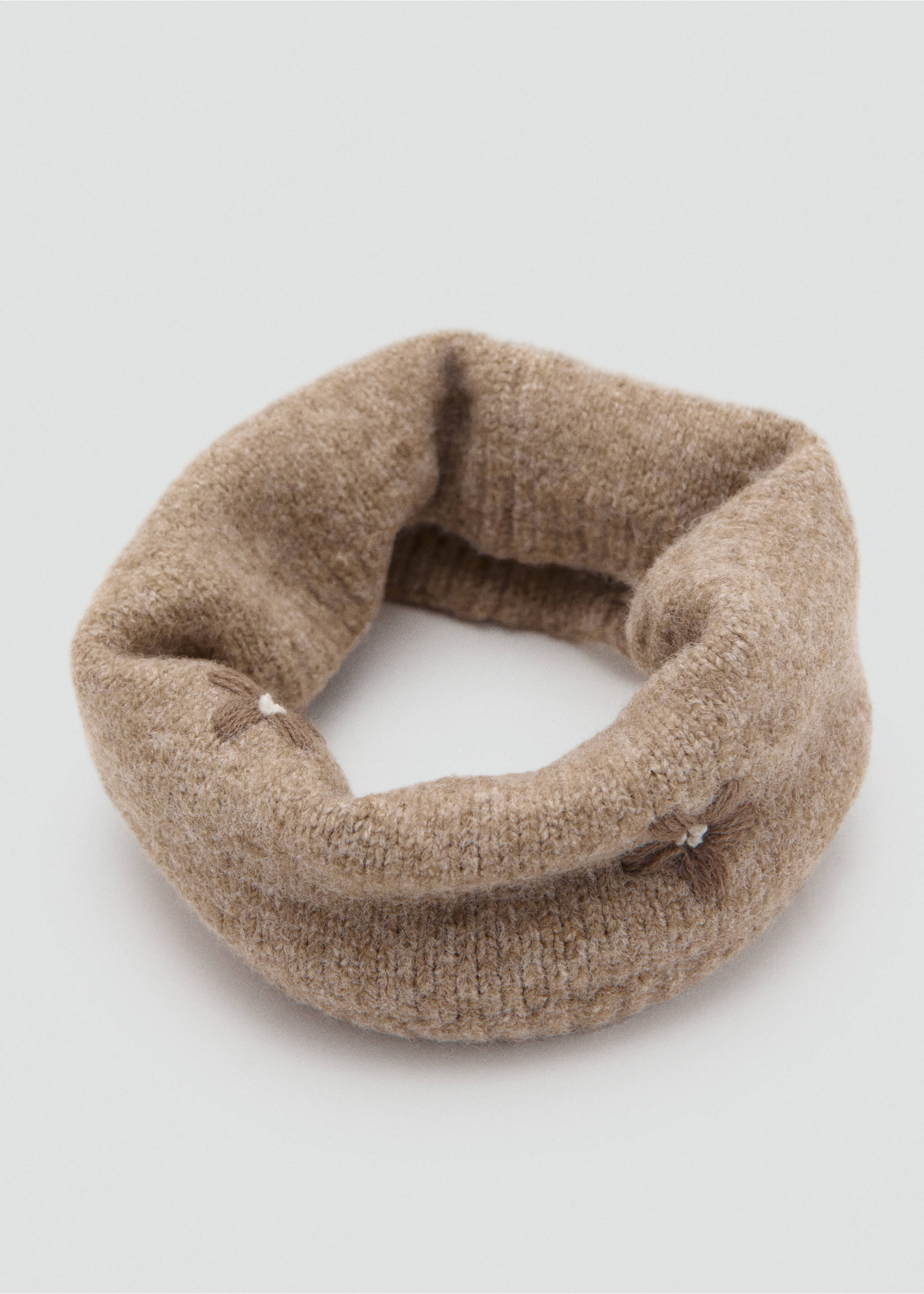 Embroidered knitted scarf - Details of the article 1, Sand. Ref: 17066347-00.