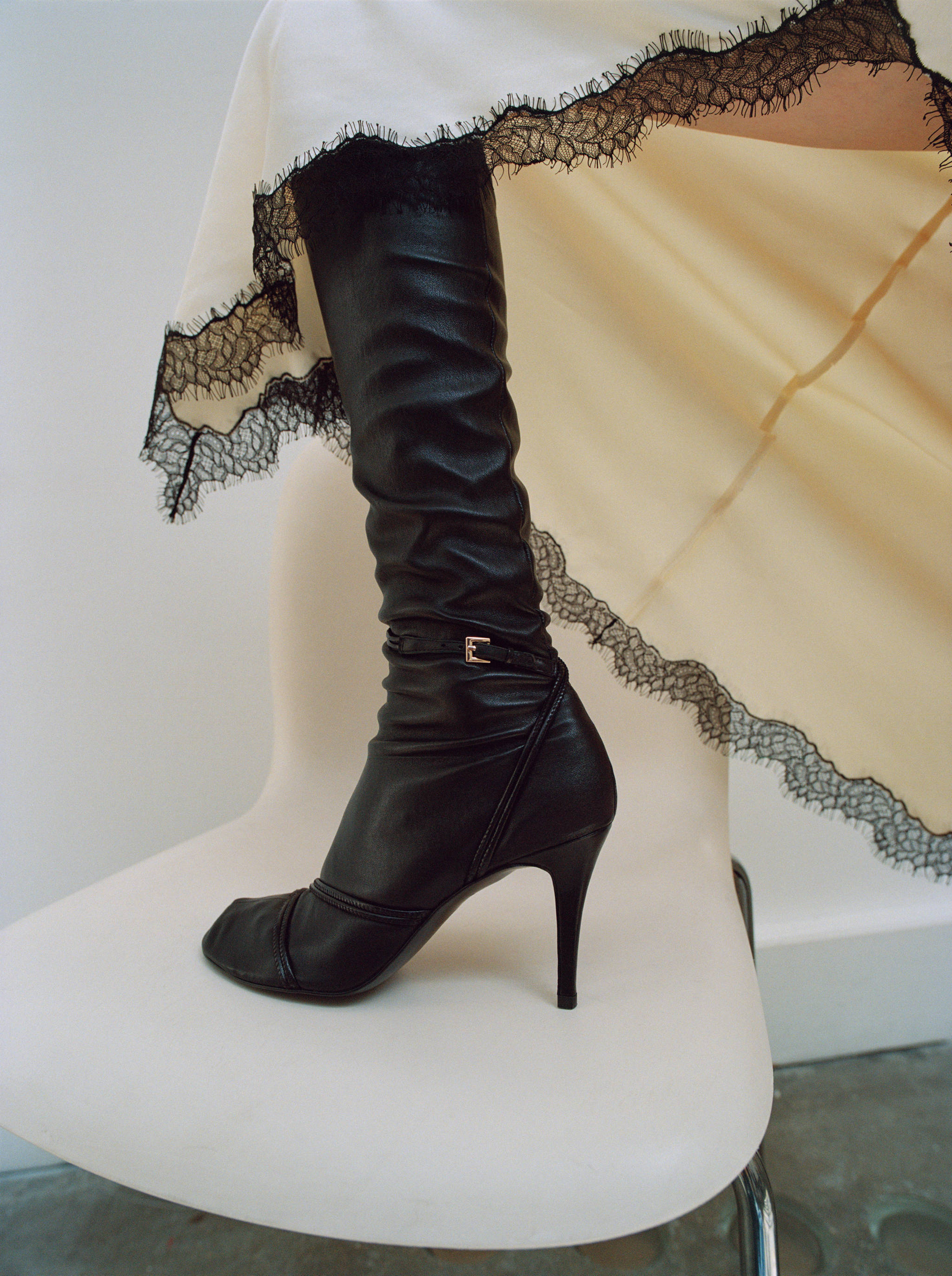 High leather boots with straps - Details of the article 8