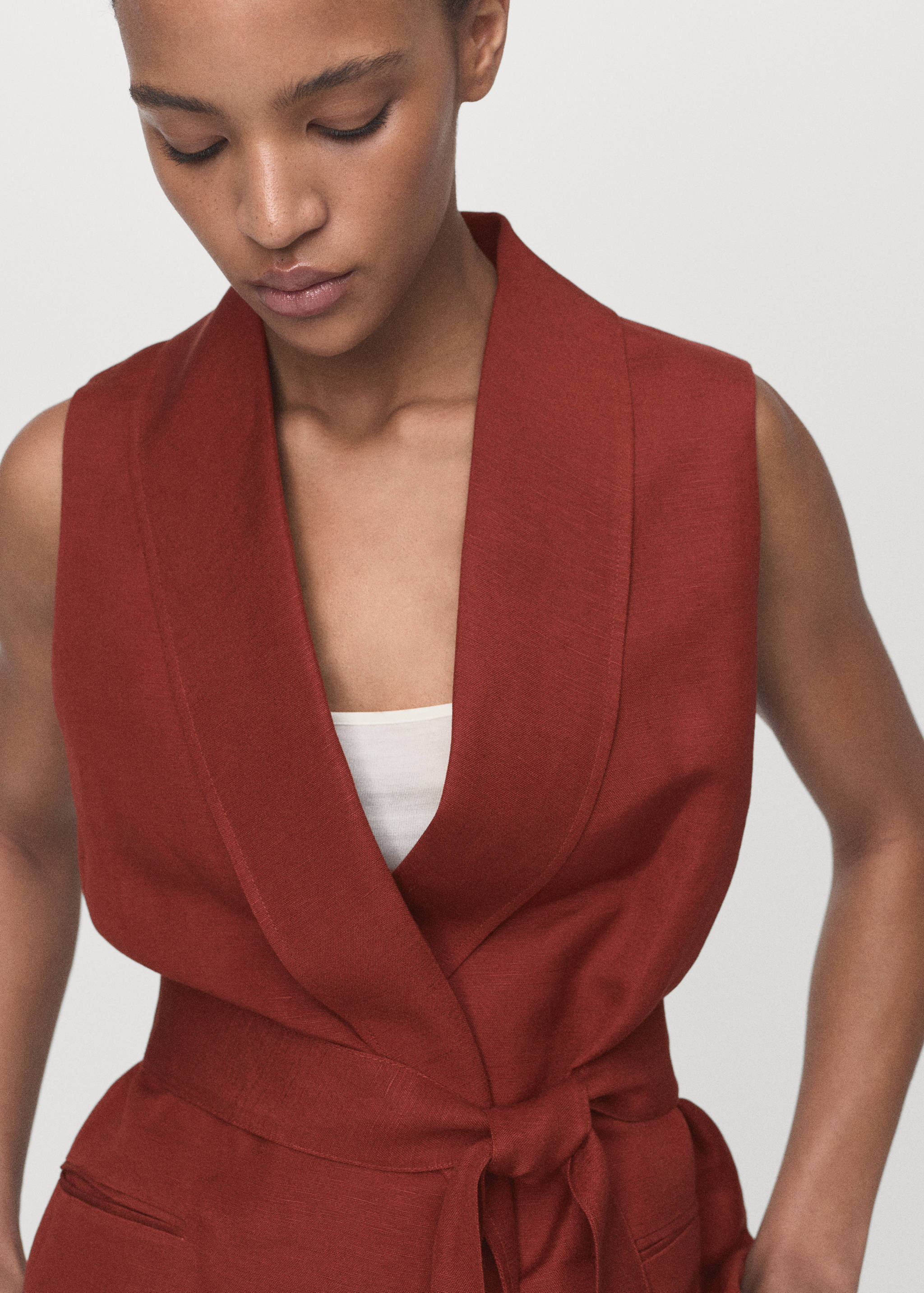 Linen suit vest with belt - Reverse of the article