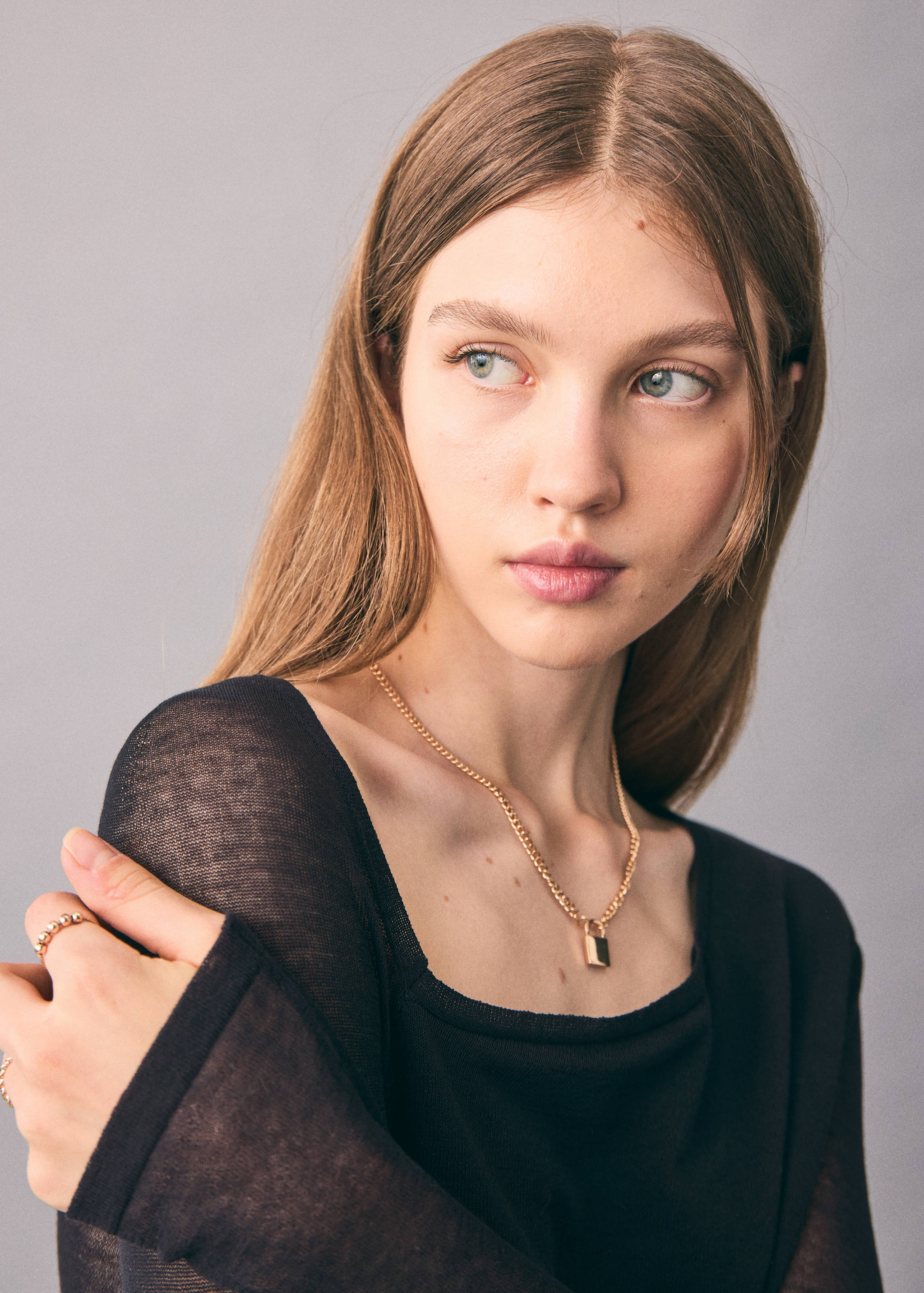 T-shirt with asymmetrical neckline - Details of the article 1