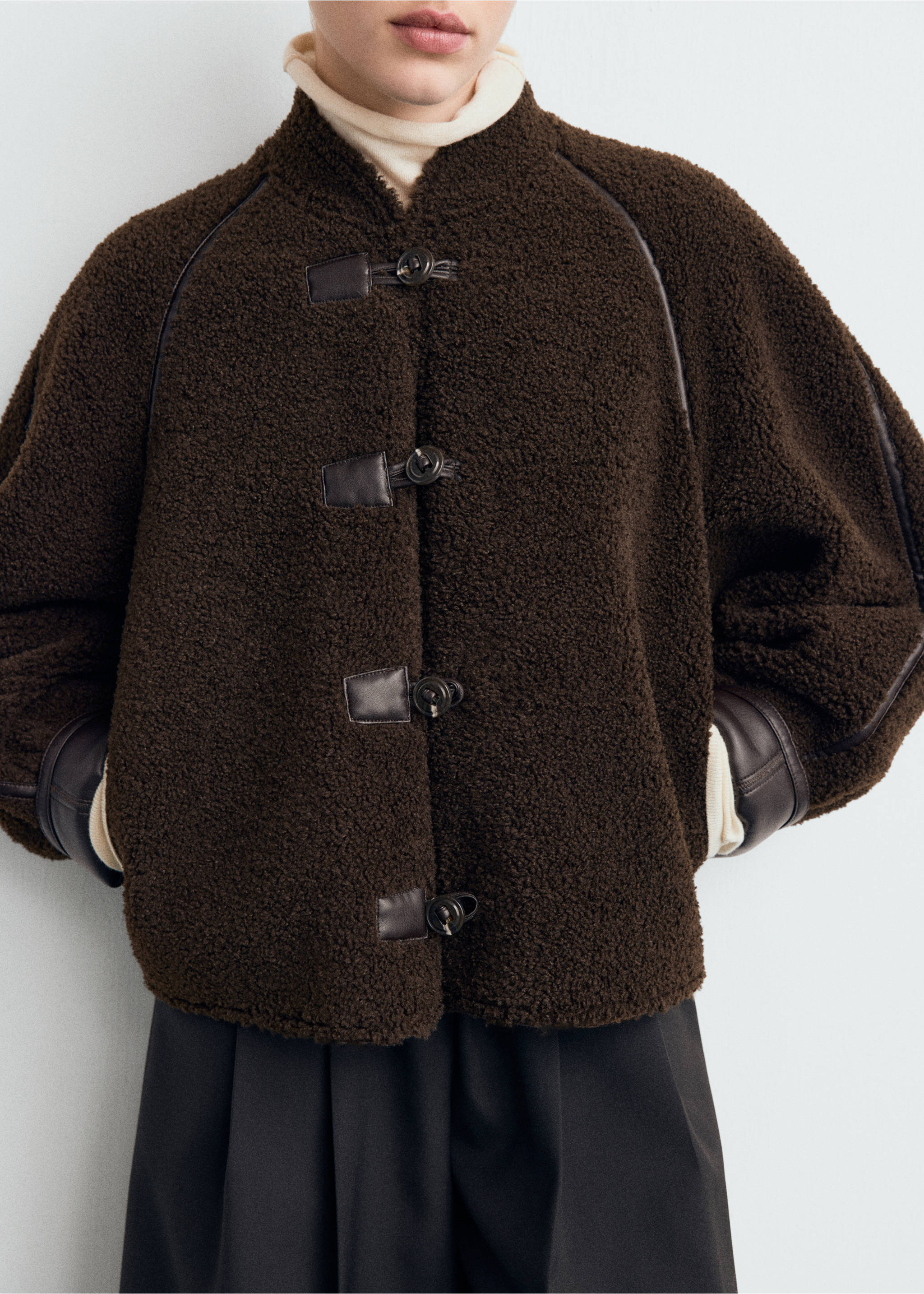 Veste effet mouton réversible - Plan moyen, Noir. Ref: 17067768-01.