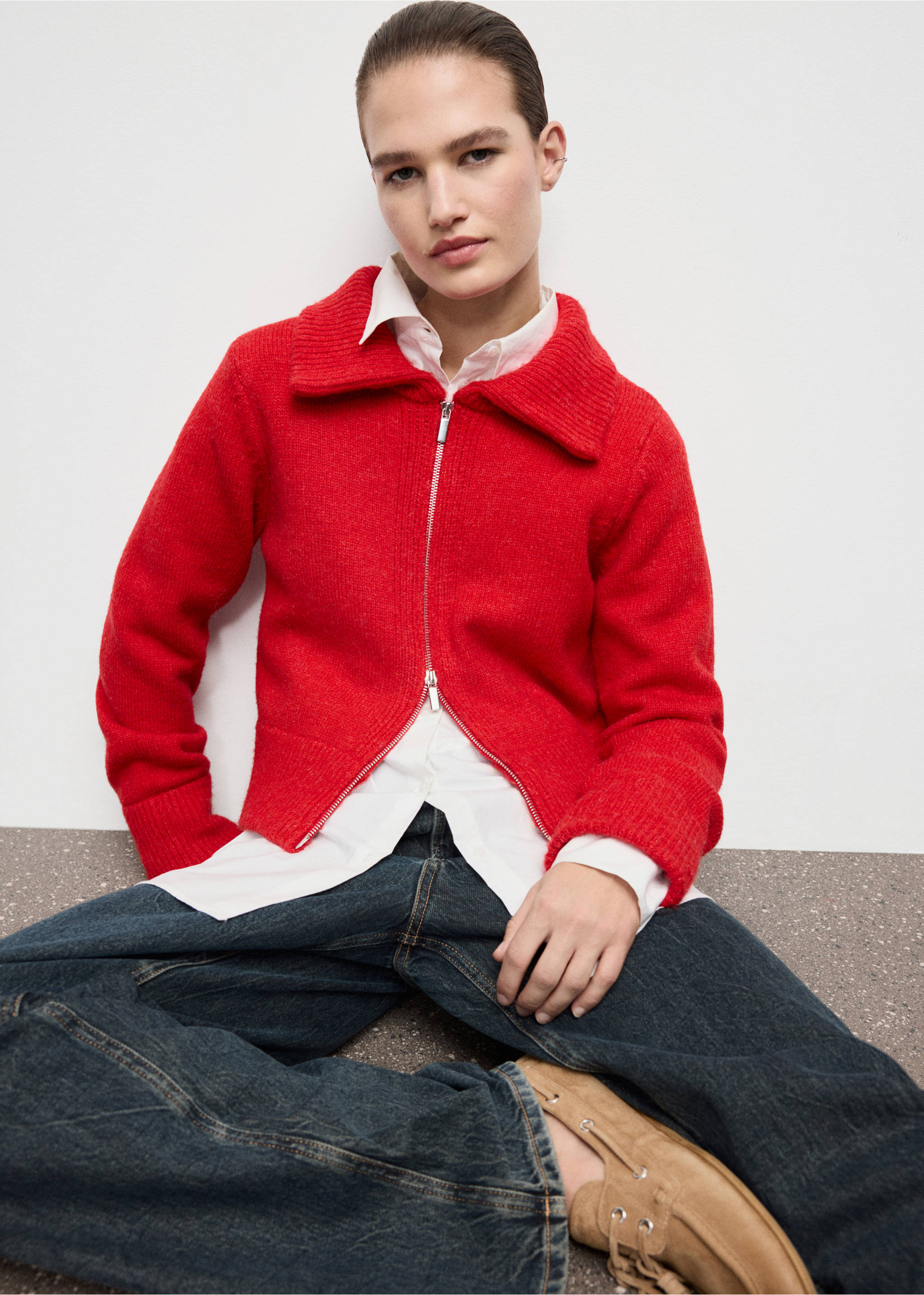 Cardigan with shirt collar - Details of the article 2, Red. Ref: 17067789-00.