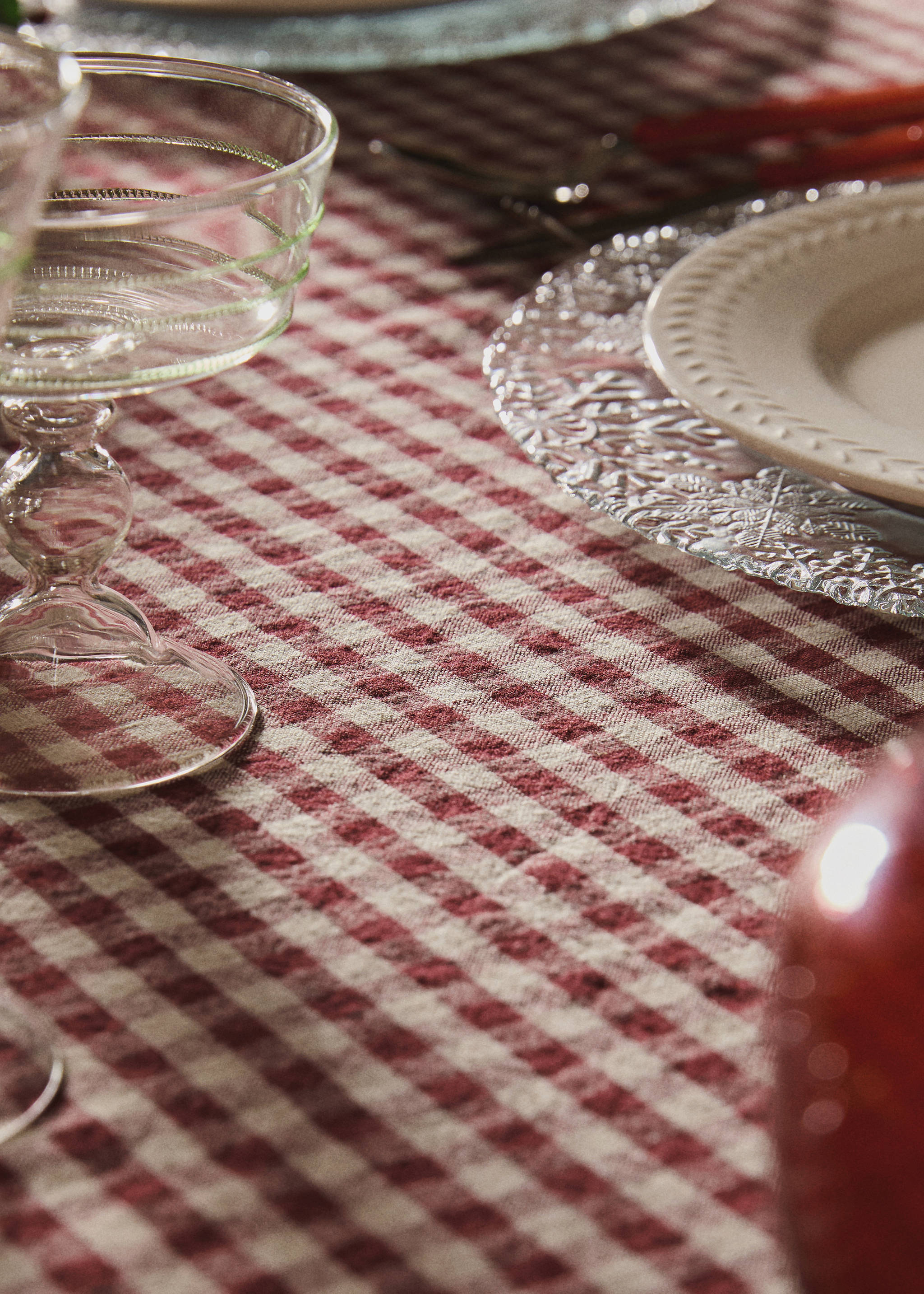 Gingham check linen tablecloth for 6 to 8 diners - General plane