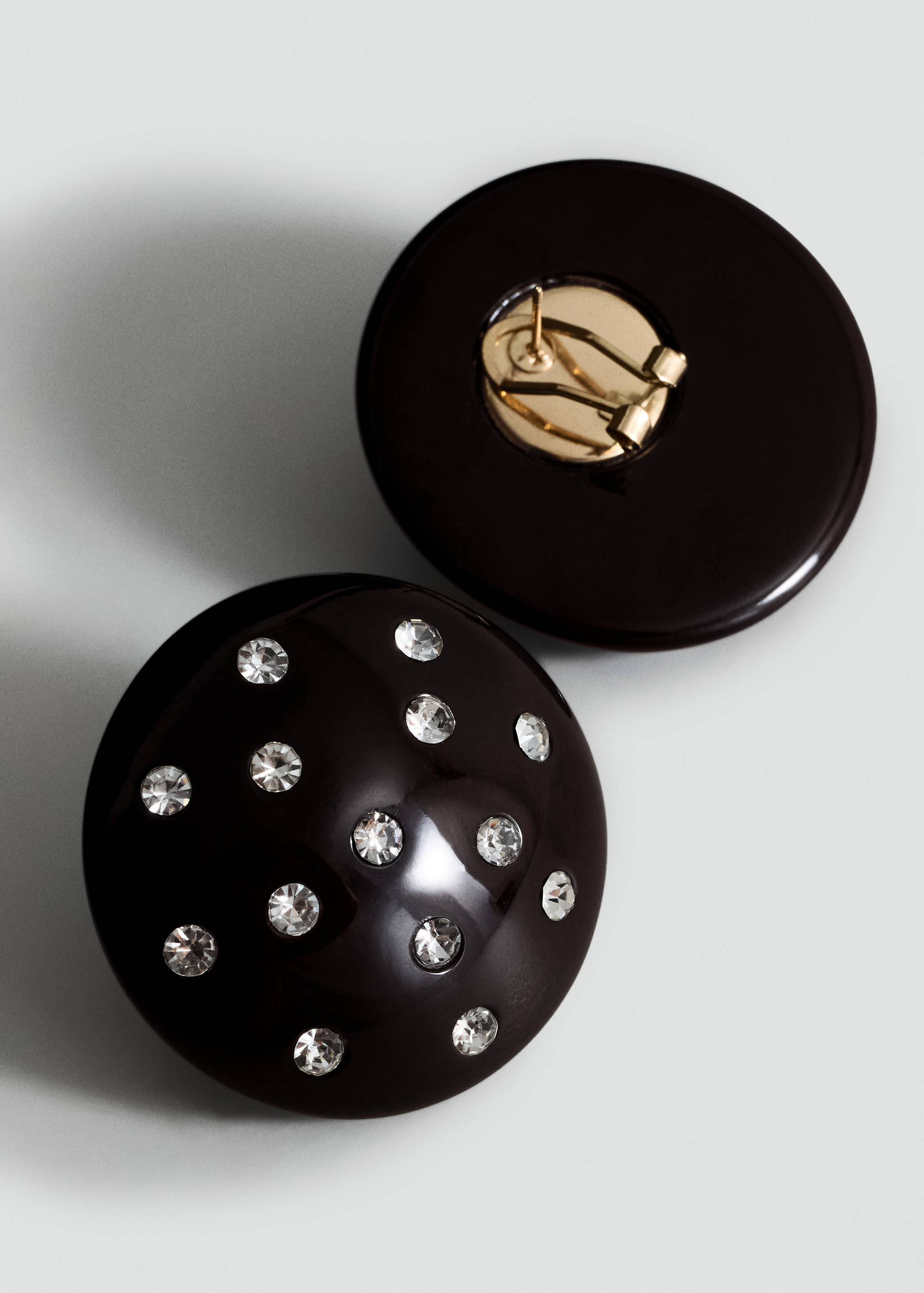 Boucles d'oreilles rondes avec ornements en cristaux - Plan moyen