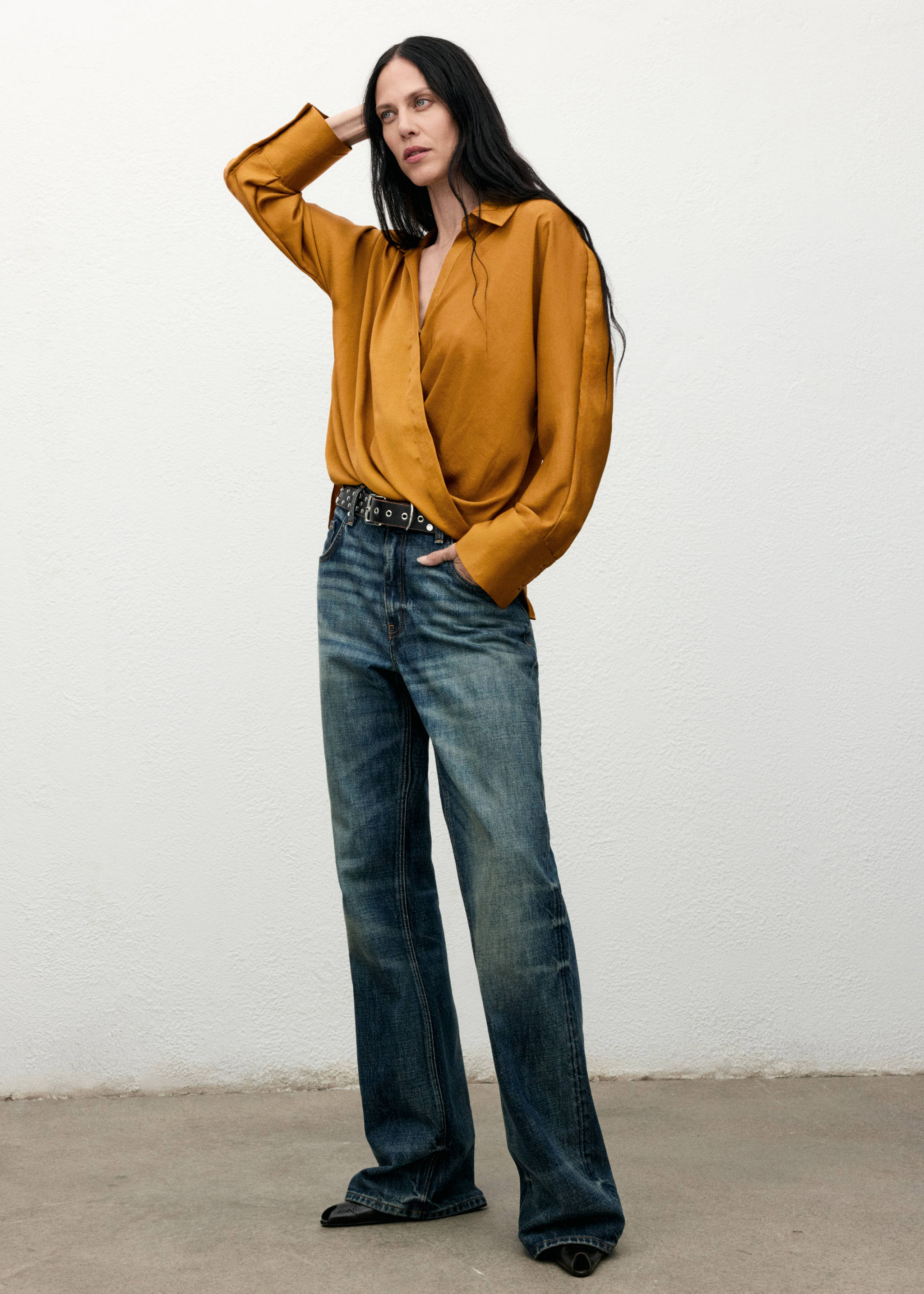 Сатиновая рубашка с запахом - Общий план