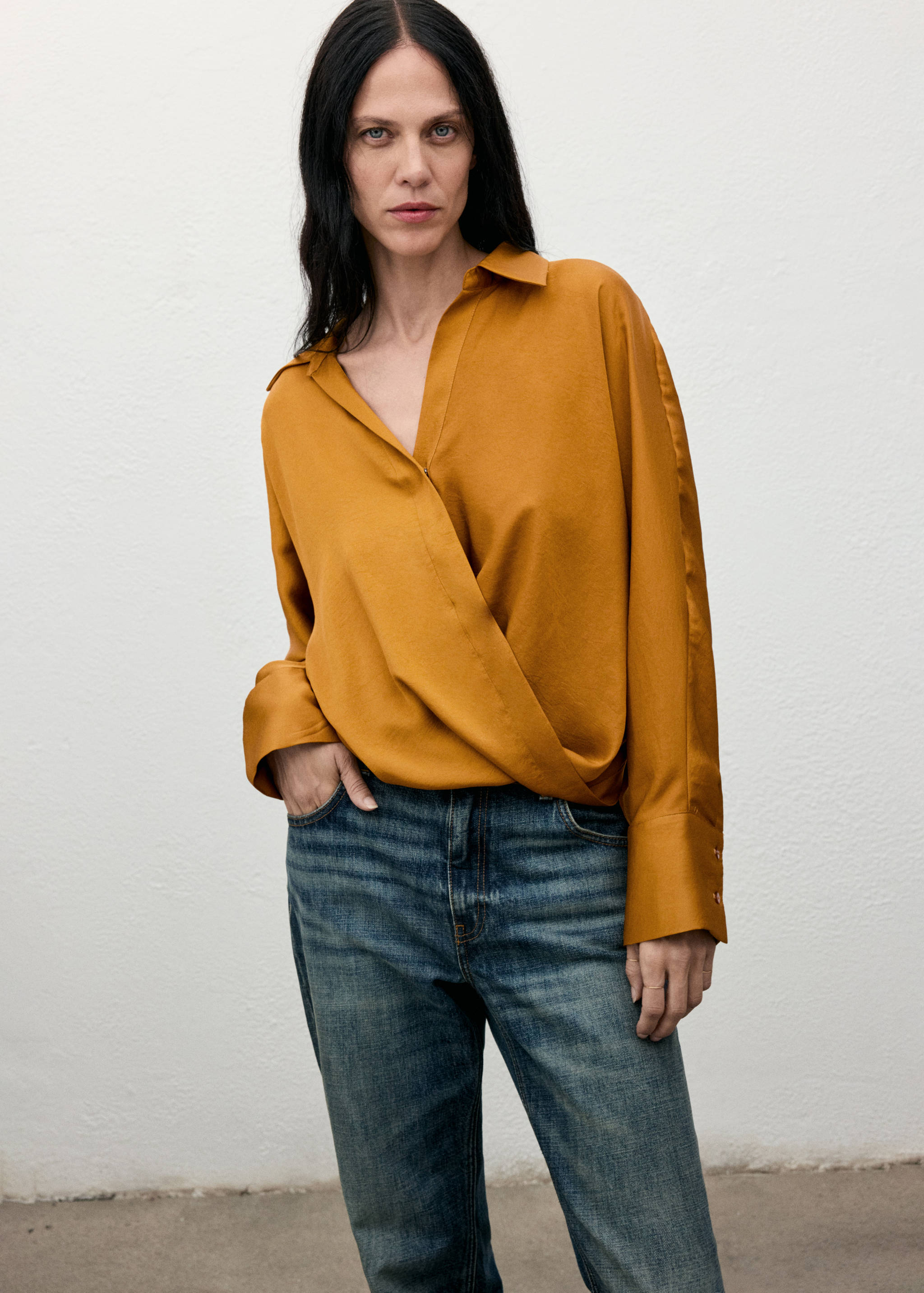 Сатиновая рубашка с запахом - Средний план