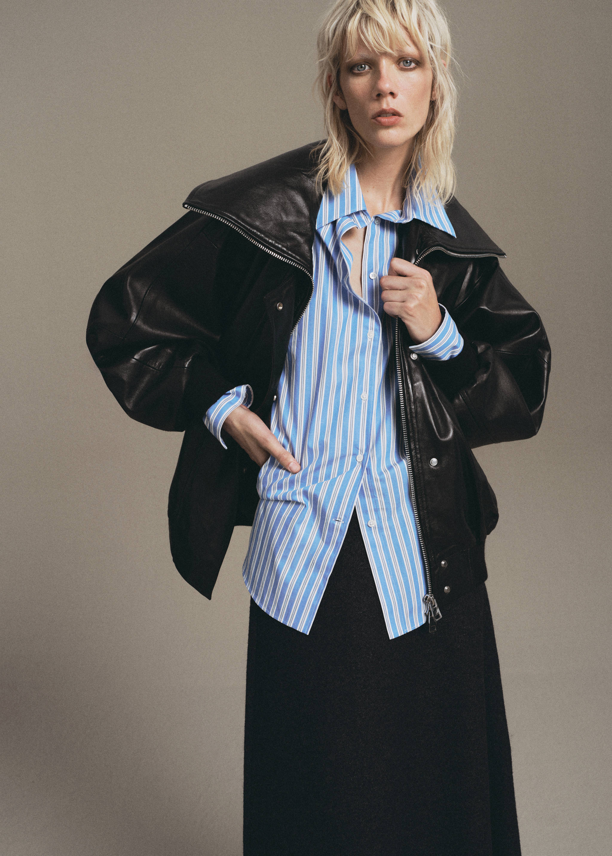 Jupe en laine évasée - Plan moyen