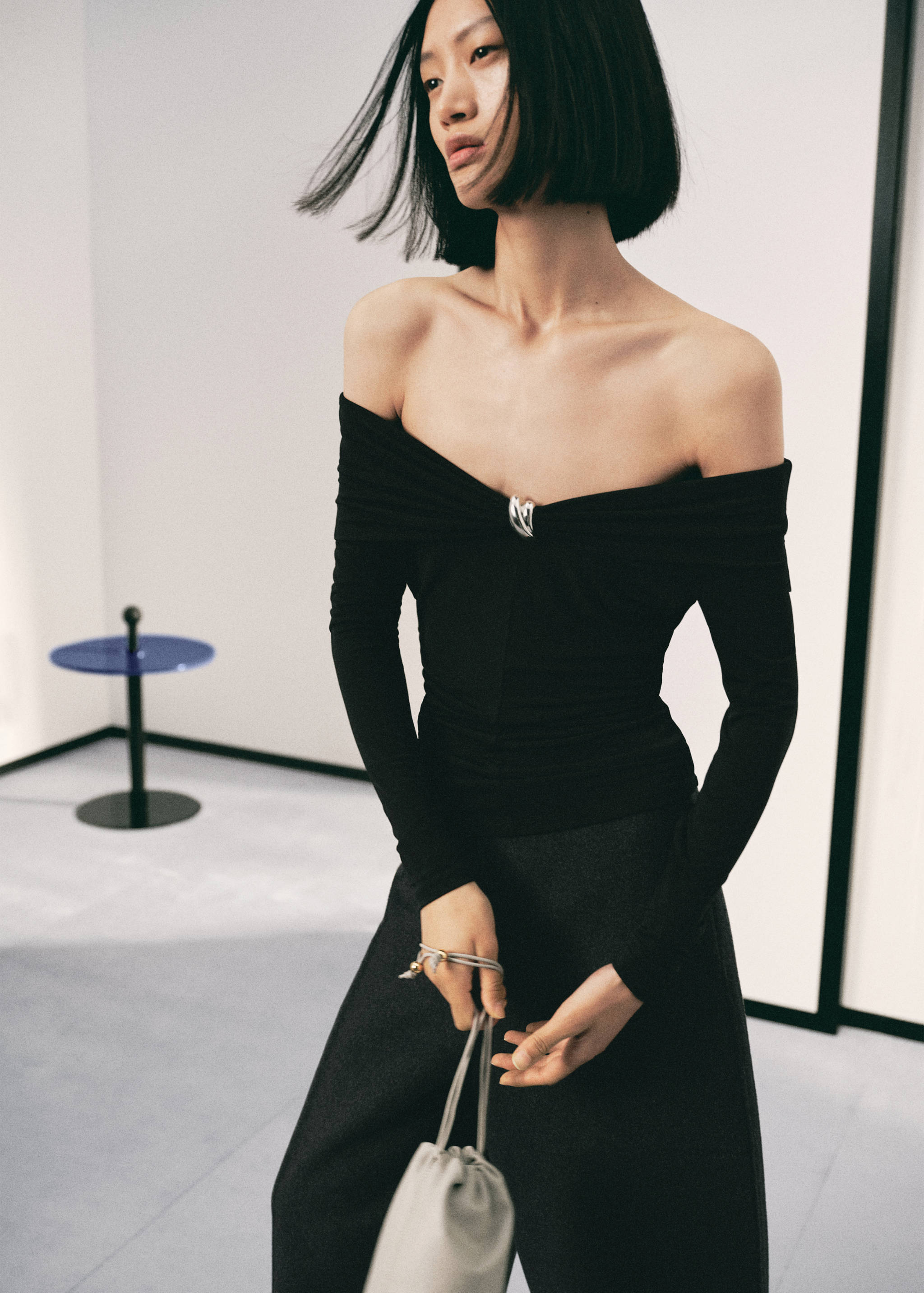 Μπλούζα στράπλες με μεταλλικό στοιχείο - Λεπτομέρεια του προϊόντος 1