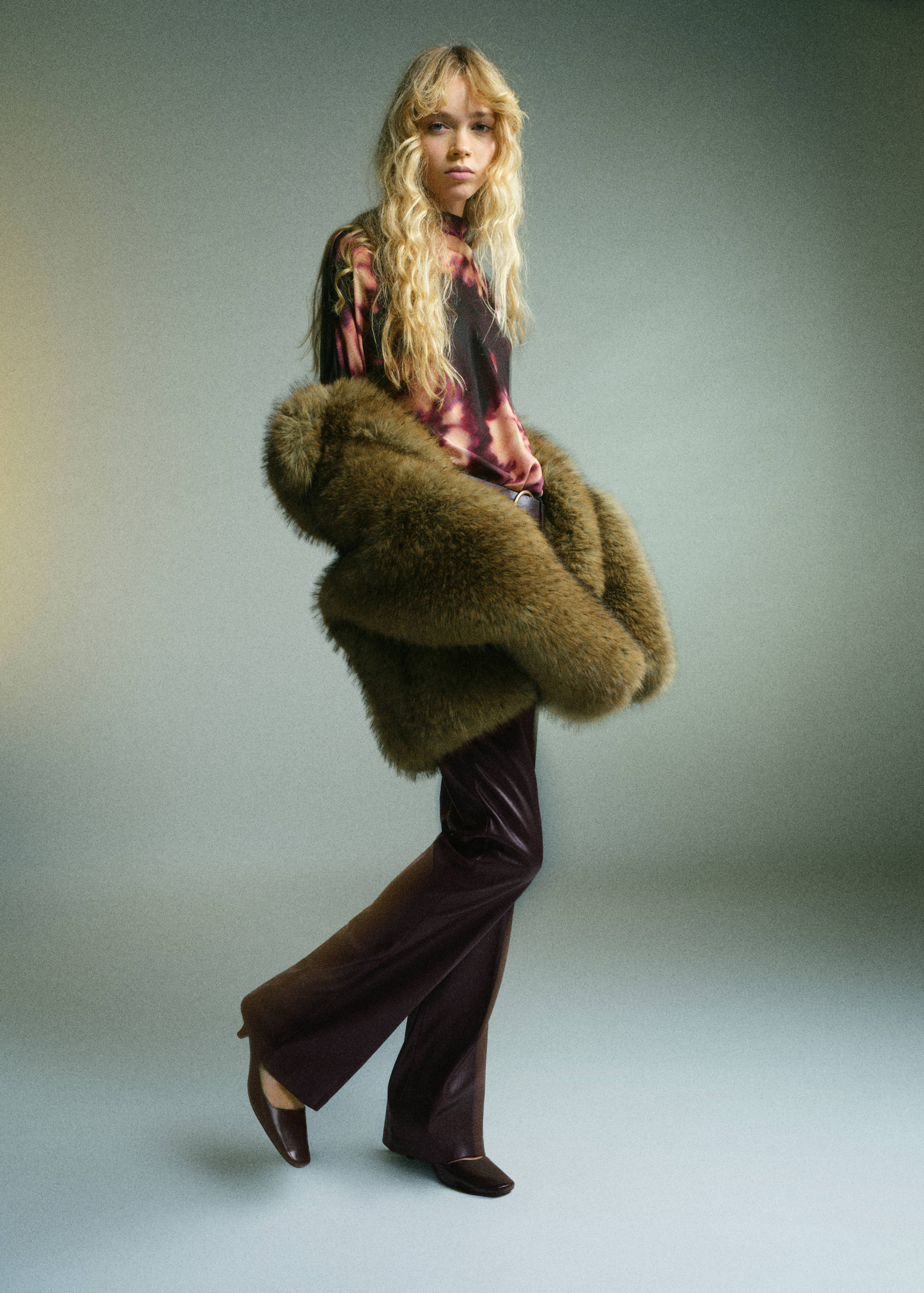 Блузка с высоким воротником и принтом тай-дай - Общий план