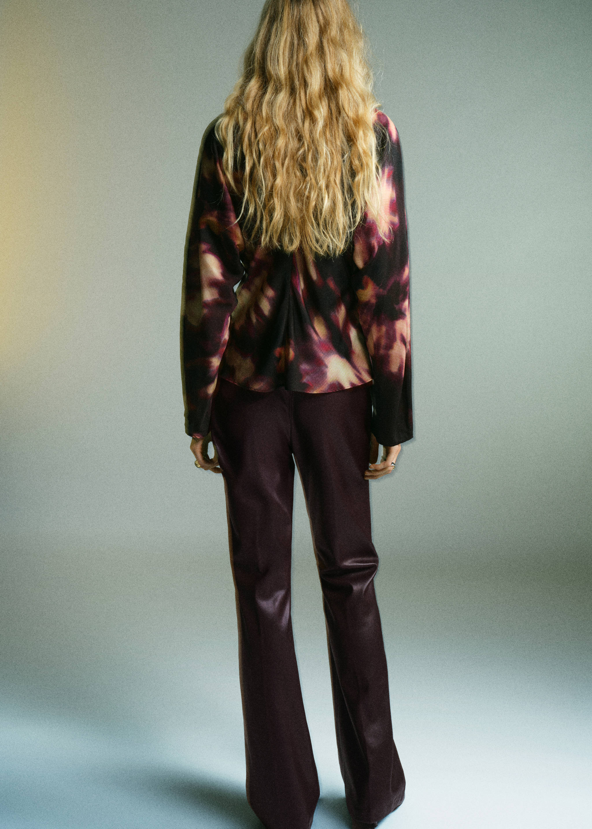 Блузка с высоким воротником и принтом тай-дай - Обратная сторона изделия