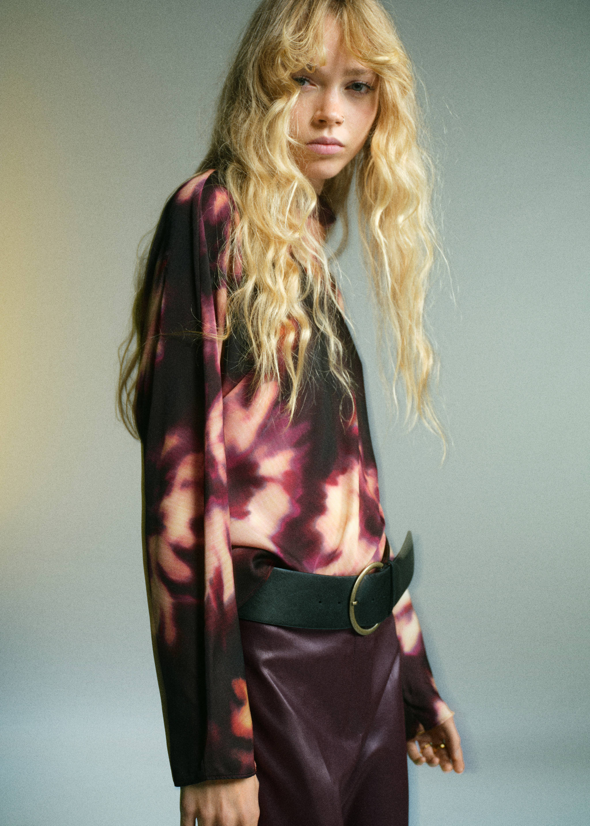 Блузка с высоким воротником и принтом тай-дай - Деталь изделия 1