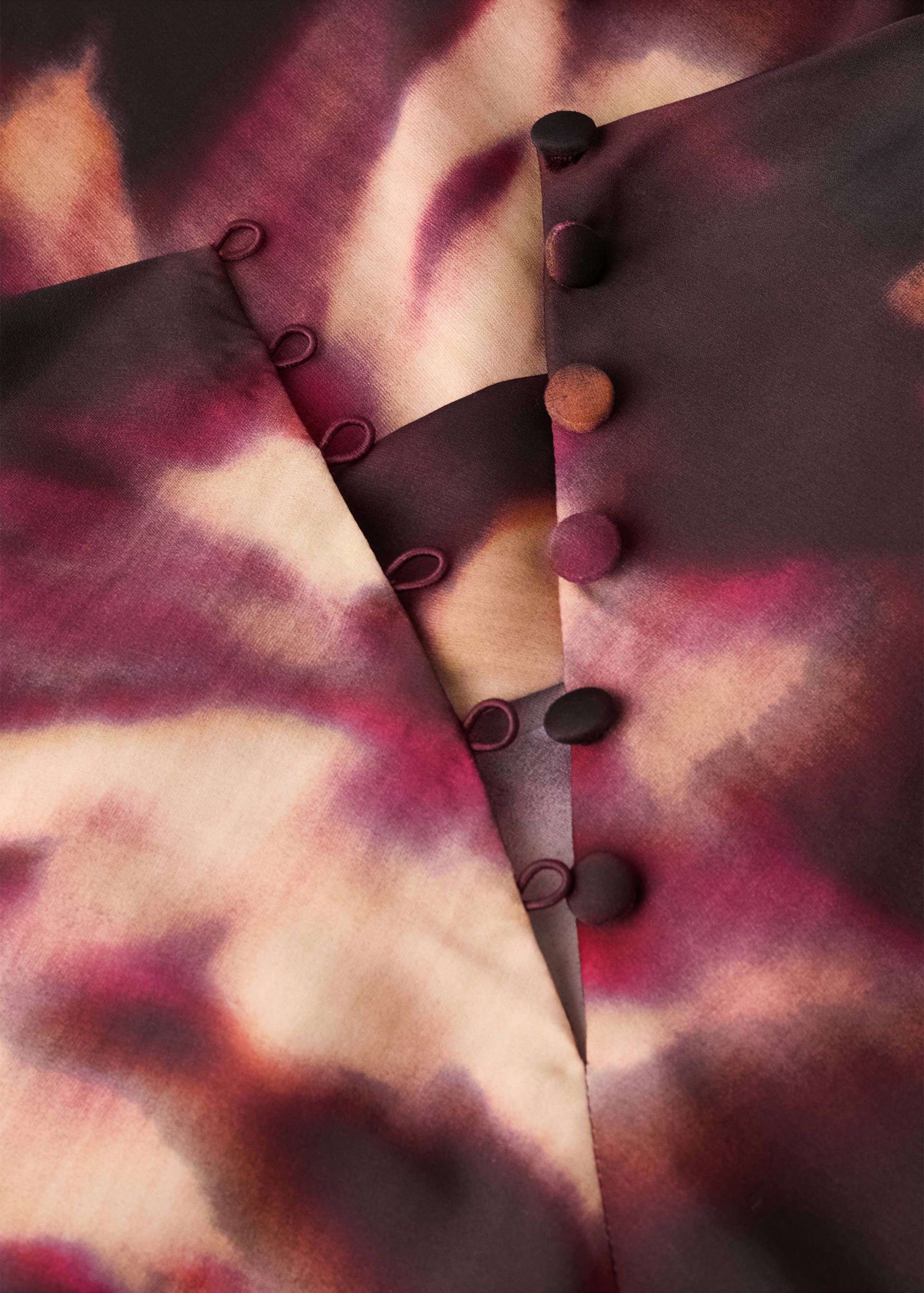 Блузка с высоким воротником и принтом тай-дай - Деталь изделия 8