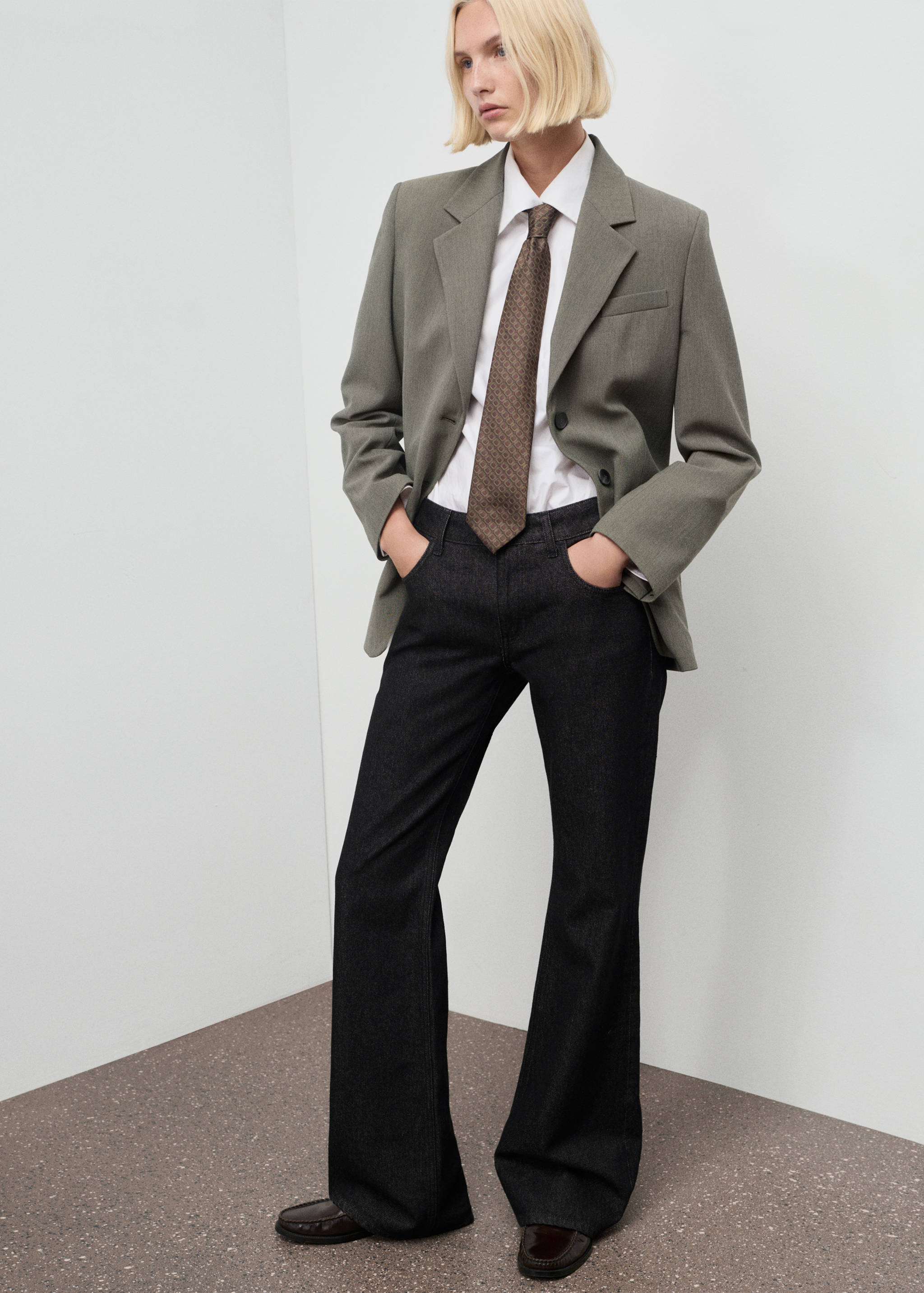 Suit blazer with flap pockets - Details of the article 2