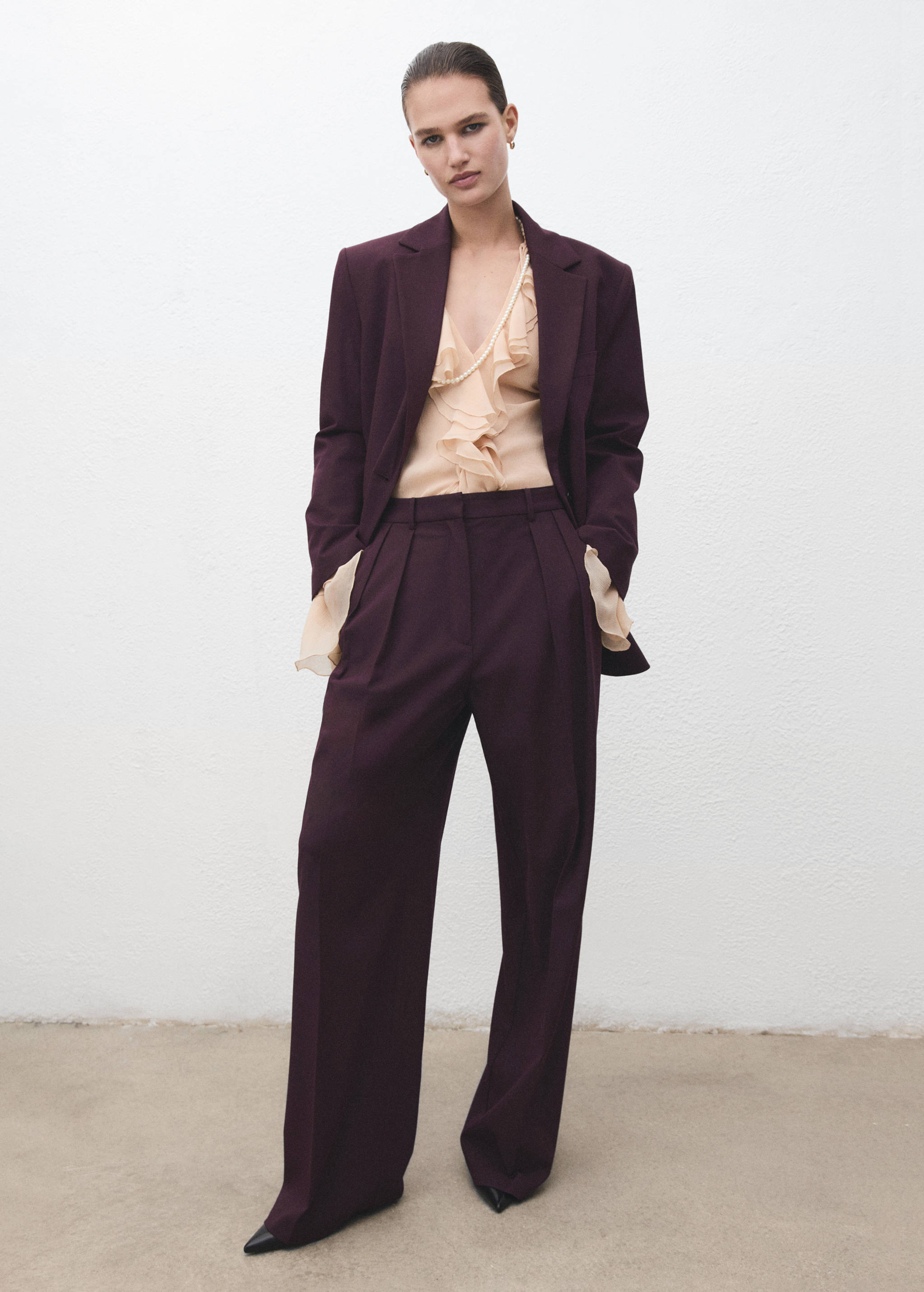 Calças wide leg com pinças e cintura média - Plano geral