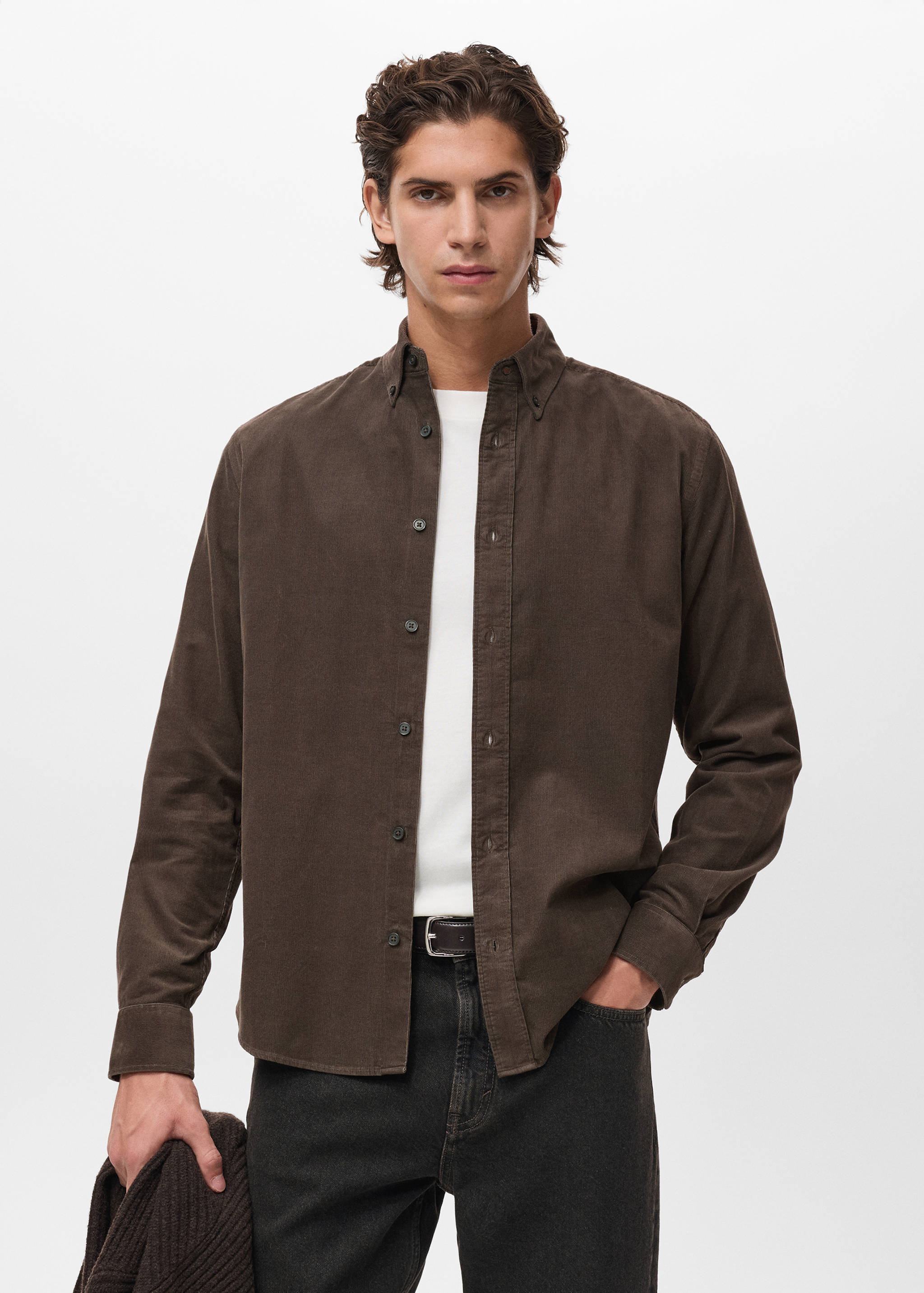 Skjorta i microcorduroy med klassisk passform - Bild av mittparti