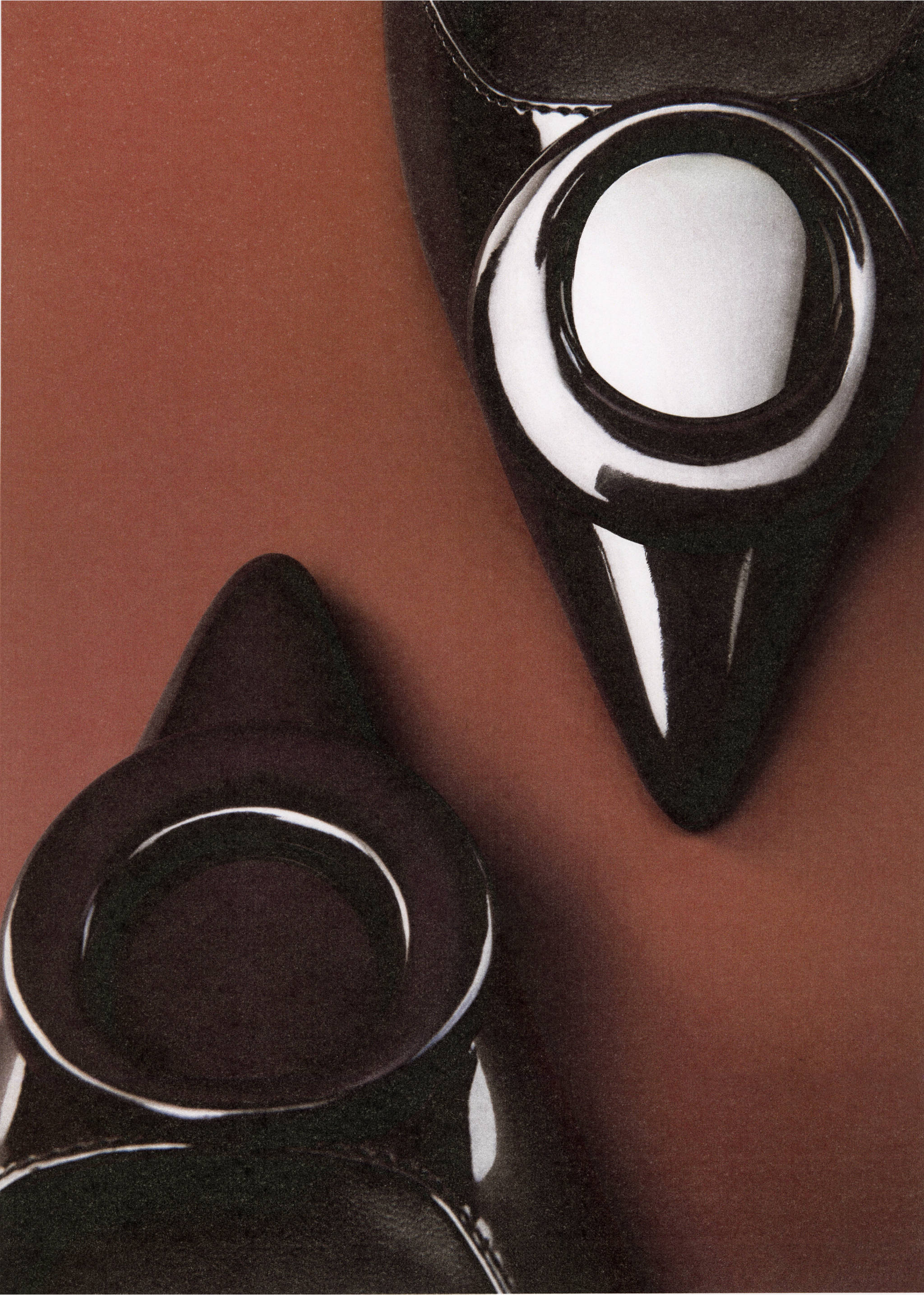Patent leather high-heeled shoes with ring detail - Details of the article 6, Chocolate. Ref: 17067904-00.