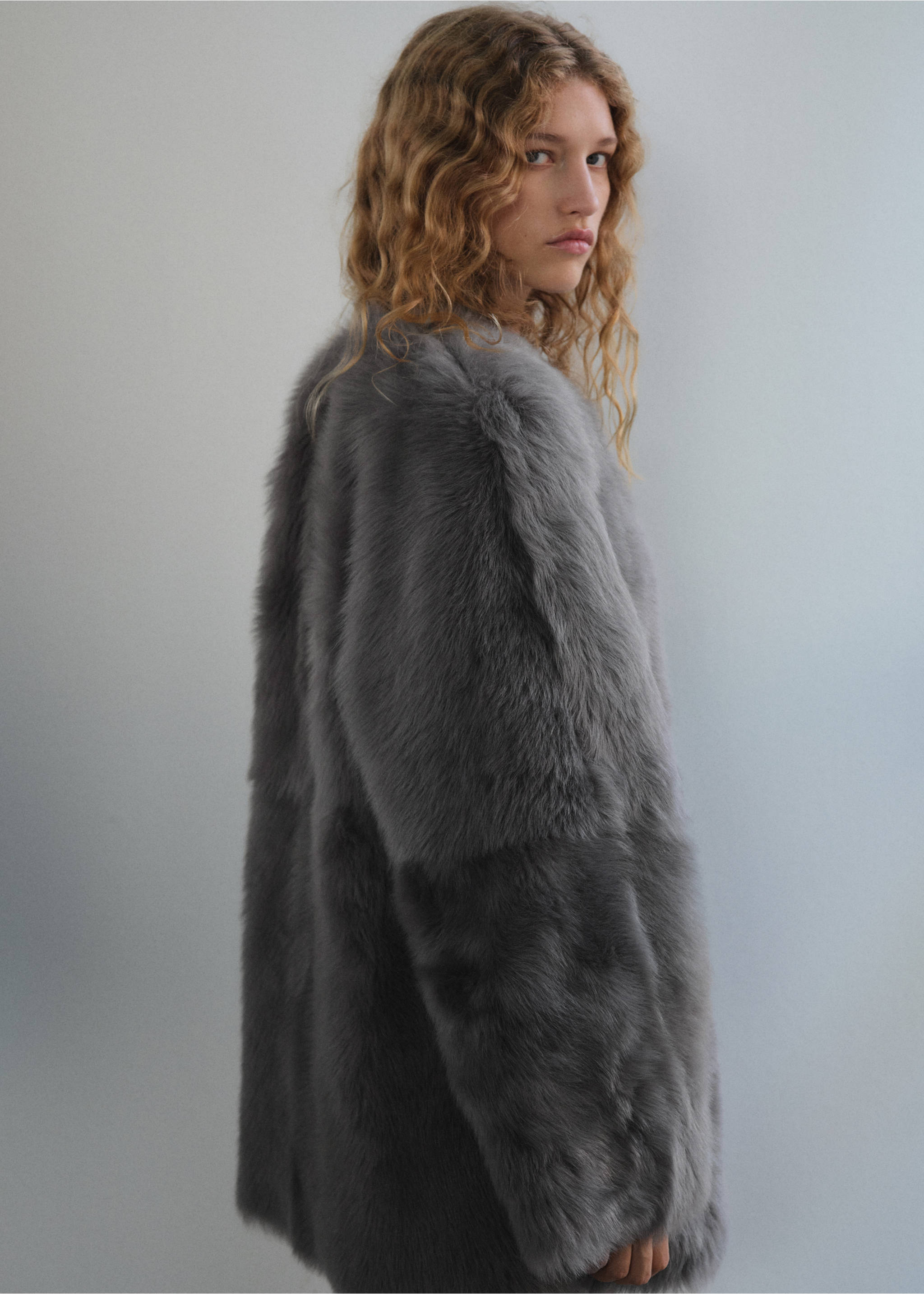 Reversible fur coat - Reverse of the article, Grey. Ref: 17067907-00.