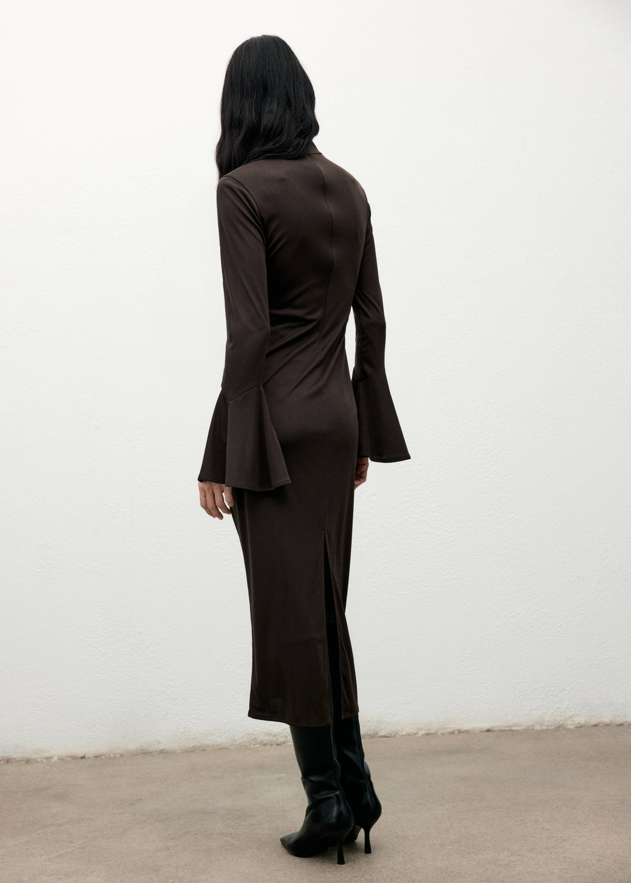 Tailliertes Kleid mit ausgestellten Ärmeln - Rückseite des Artikels