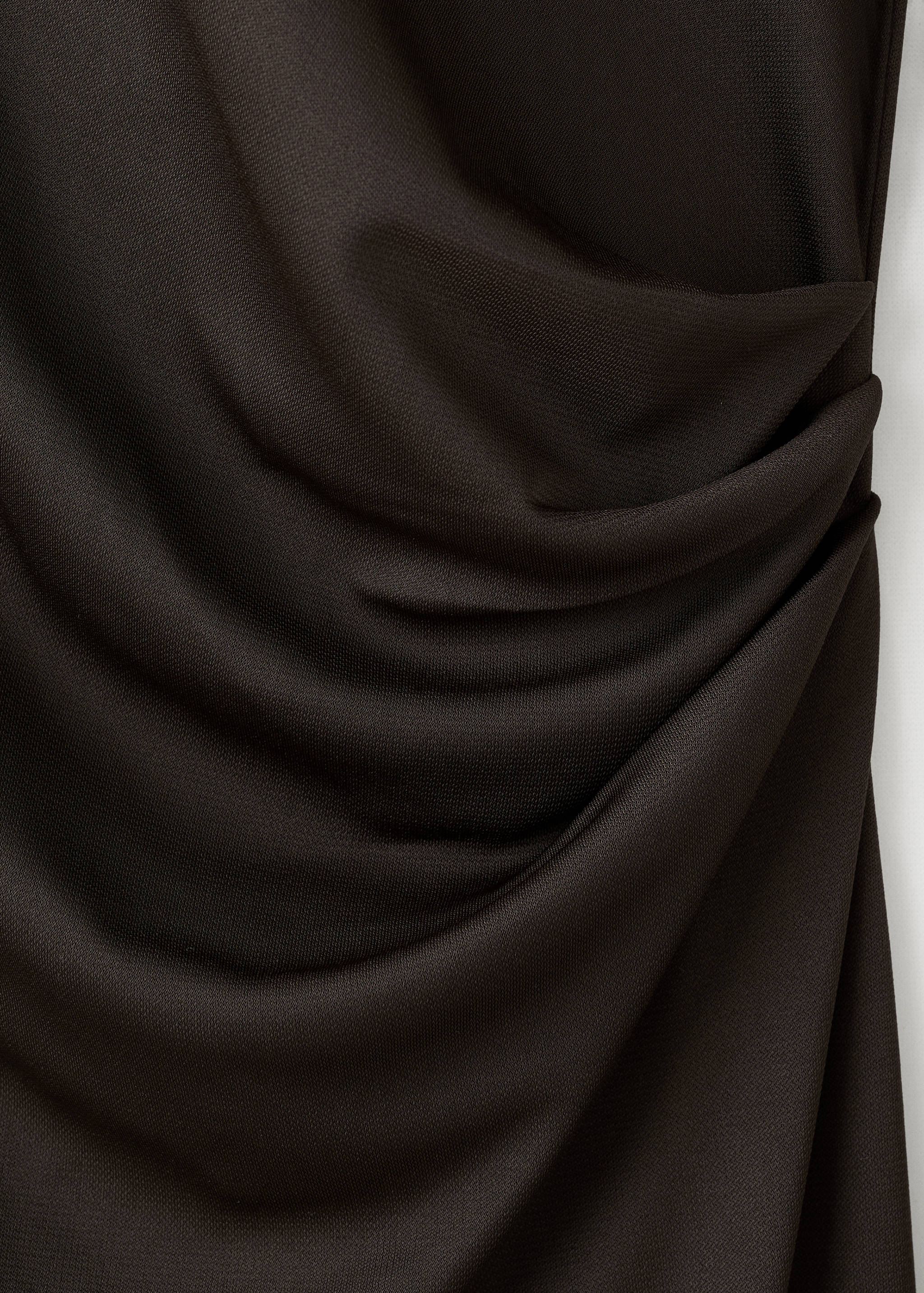 Tailliertes Kleid mit ausgestellten Ärmeln - Detail des Artikels 8